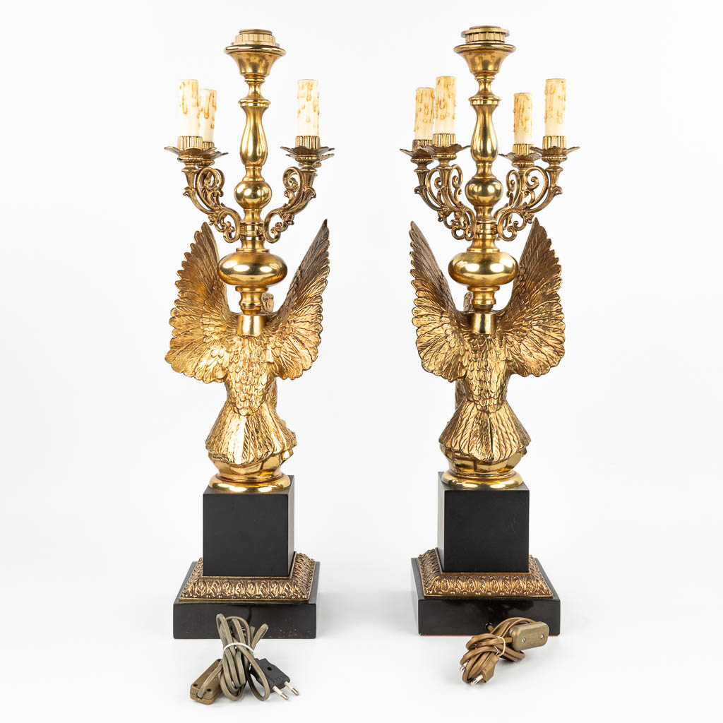 A pair of table lamps in the shape of an eagle made of gilt bronze in Hollywood Regency style. (H:71 - Image 4 of 9