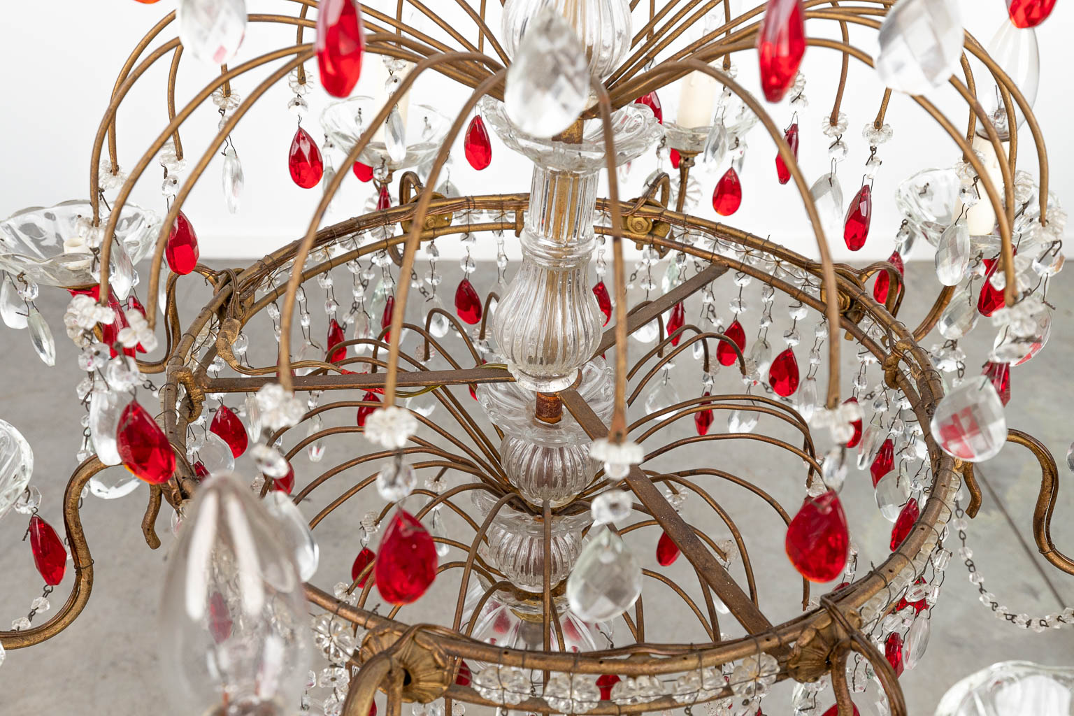 A decorative chandelier made of brass and decorated with white and red glass. (H:95cm) - Image 11 of 11