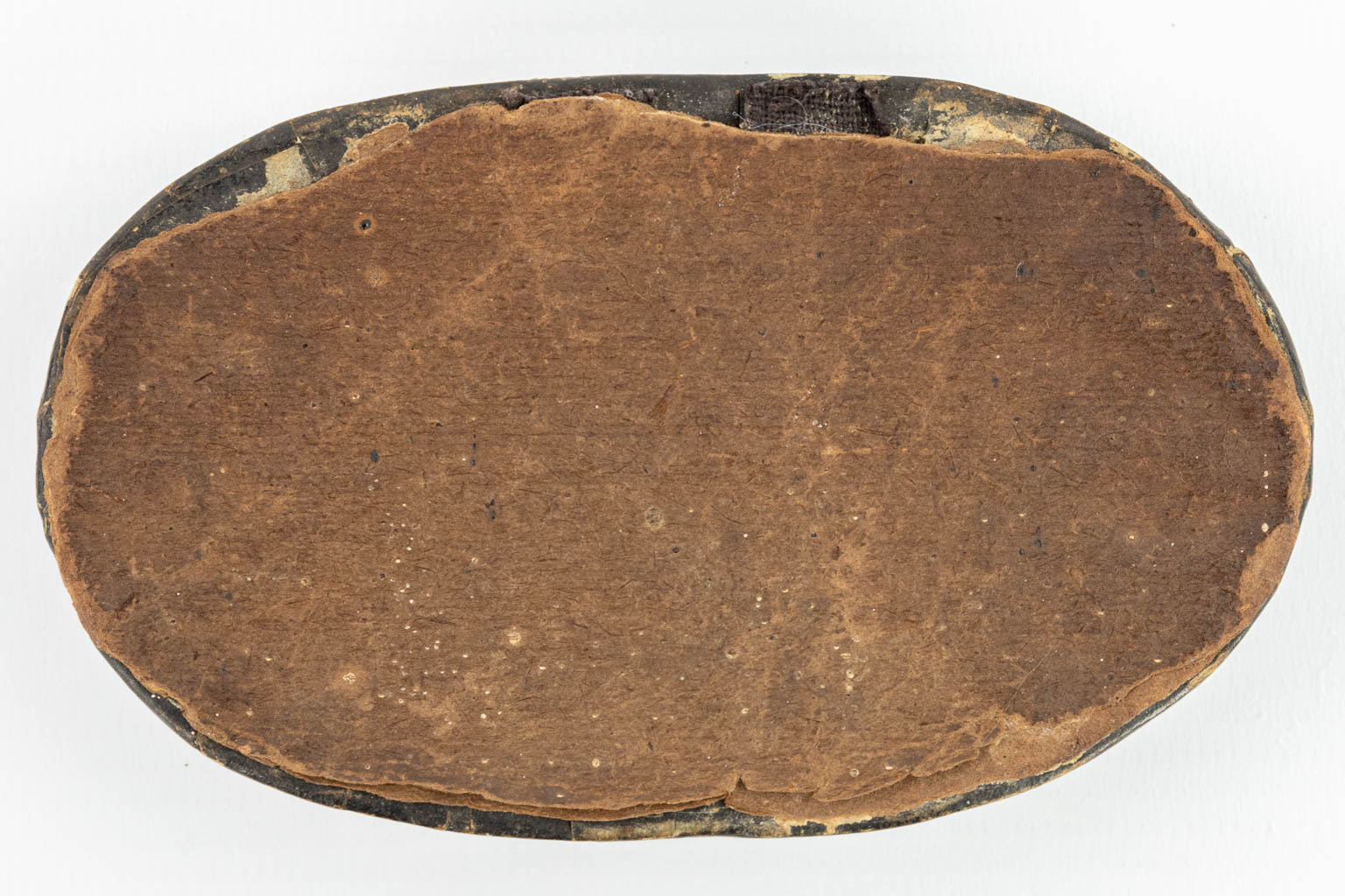 An antique relic in an oval box, marked Agnus Dei, H Reliques. - Image 9 of 11