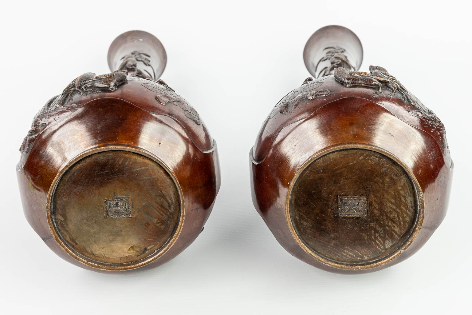 A pair of Japanese vases made of bronze. (H:61,5cm) - Image 7 of 14