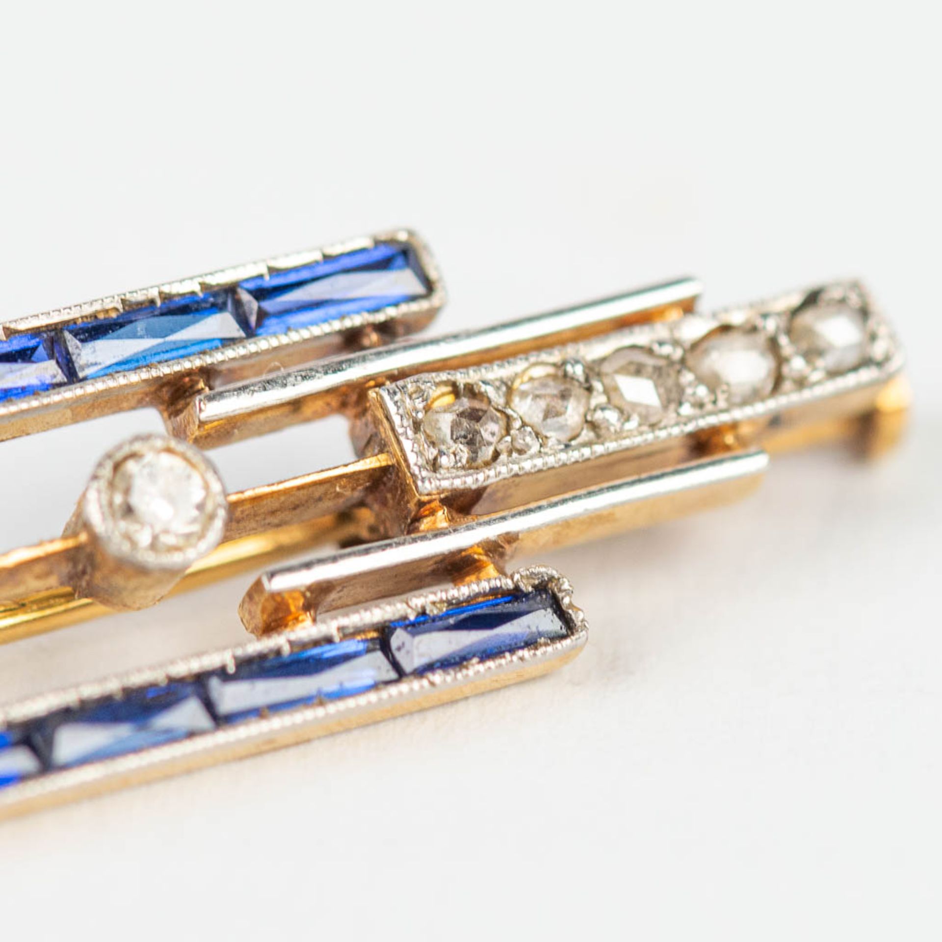 A small brooch made of yellow and white gold in art deco style, with blue sapphires. - Image 8 of 10