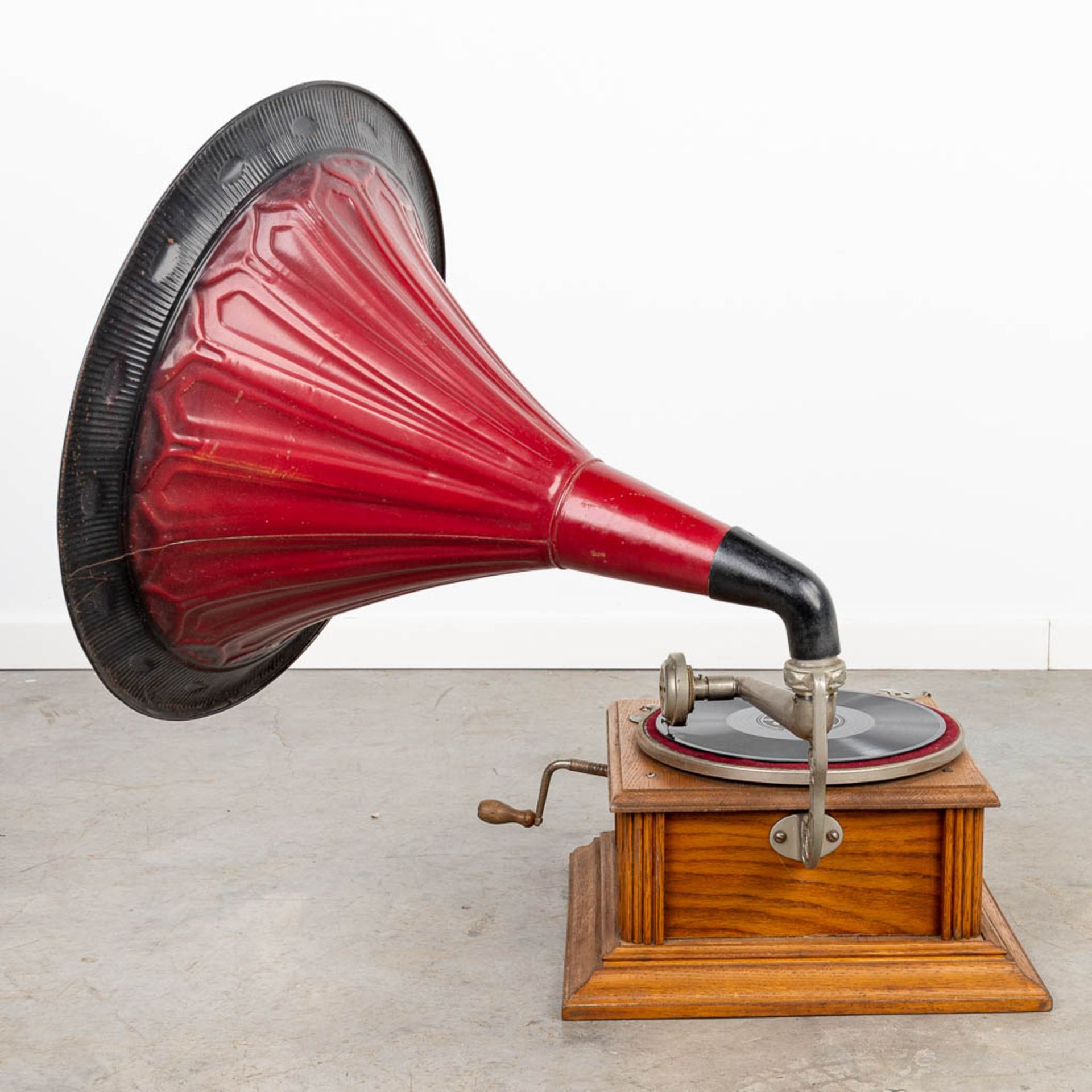 An antique gramophone with large horn and LP's. (H:75cm) - Bild 2 aus 10