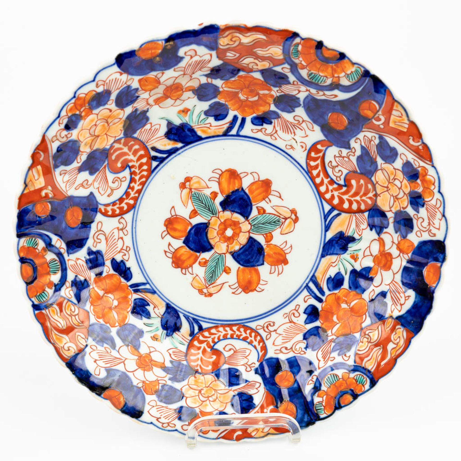 A collection of 7 Chinese and Japanese plates made of porcelain, Imari. - Image 12 of 13