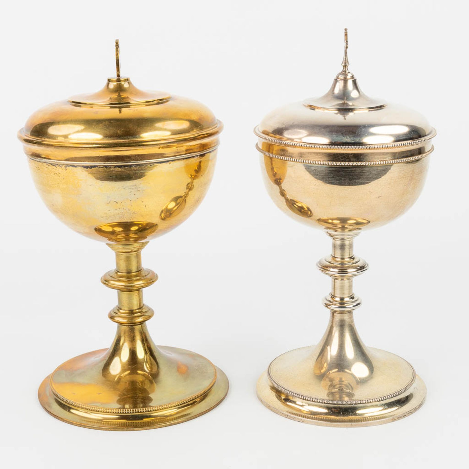 A collection of 4 large ciboria and a chalice made of silver and gold plated metal. - Image 4 of 24