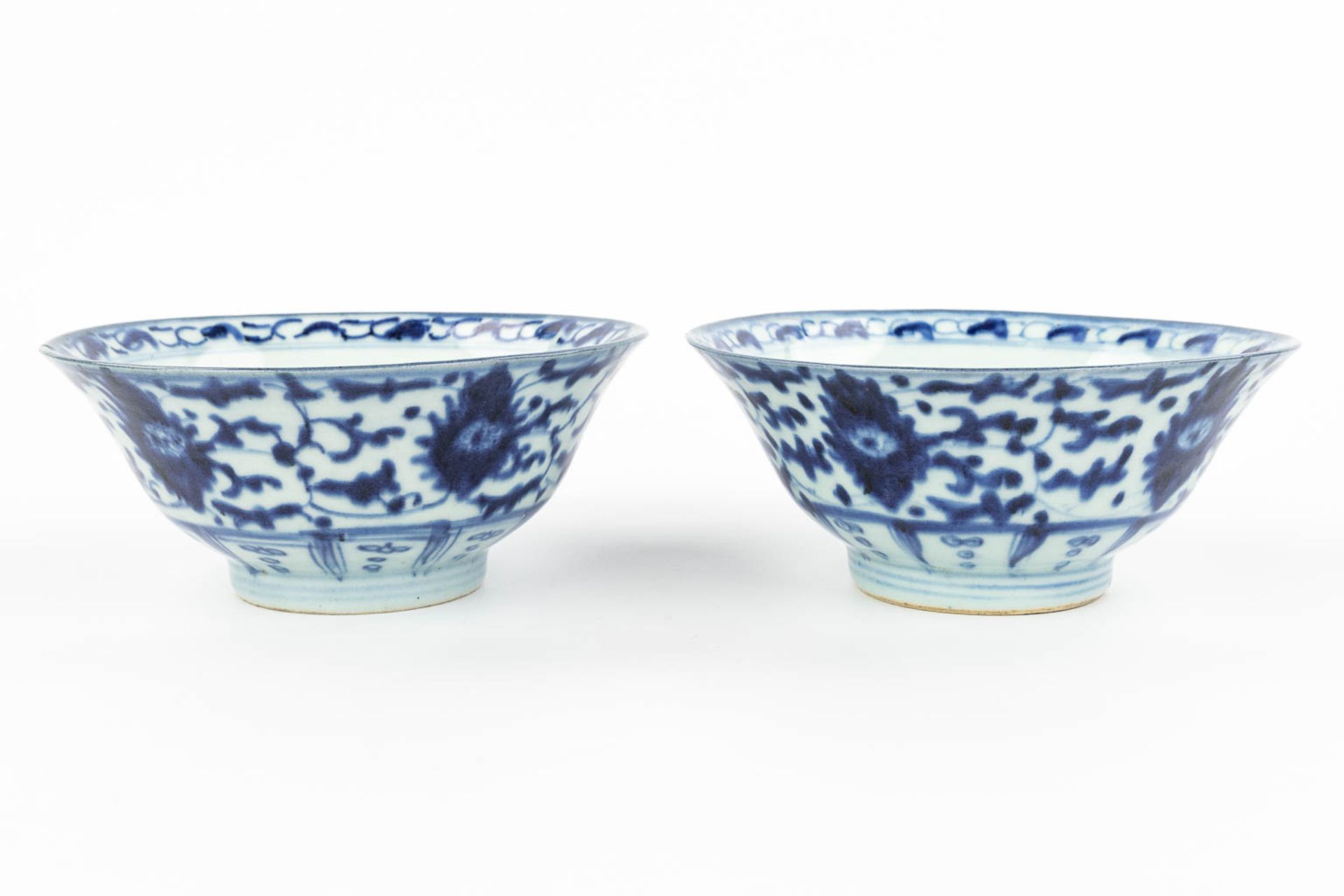 A pair of Chinese bowls made of porcelain with a blue-white decor. (H:7,2cm) - Image 11 of 13