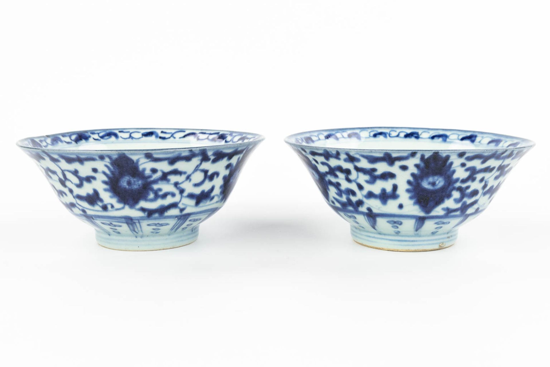 A pair of Chinese bowls made of porcelain with a blue-white decor. (H:7,2cm) - Image 3 of 13