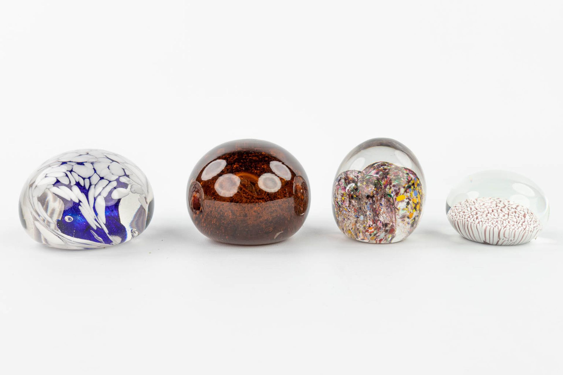 A collection of 7 paperweights made in Murano and decorated with abstract glass art. (H:7,5cm) - Image 14 of 14