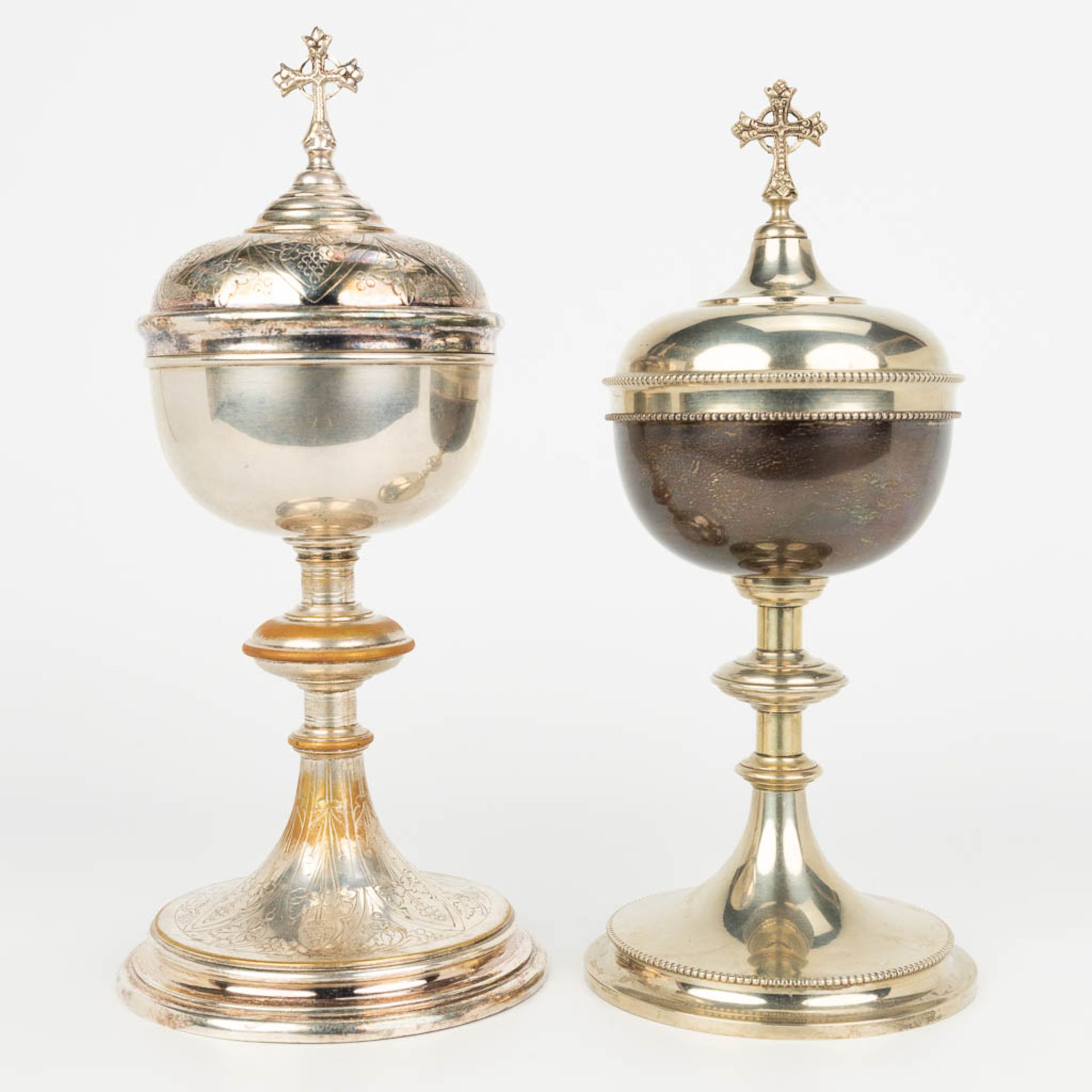 A collection of 2 silver-plated ciboria, gothic revival. (H:28cm)