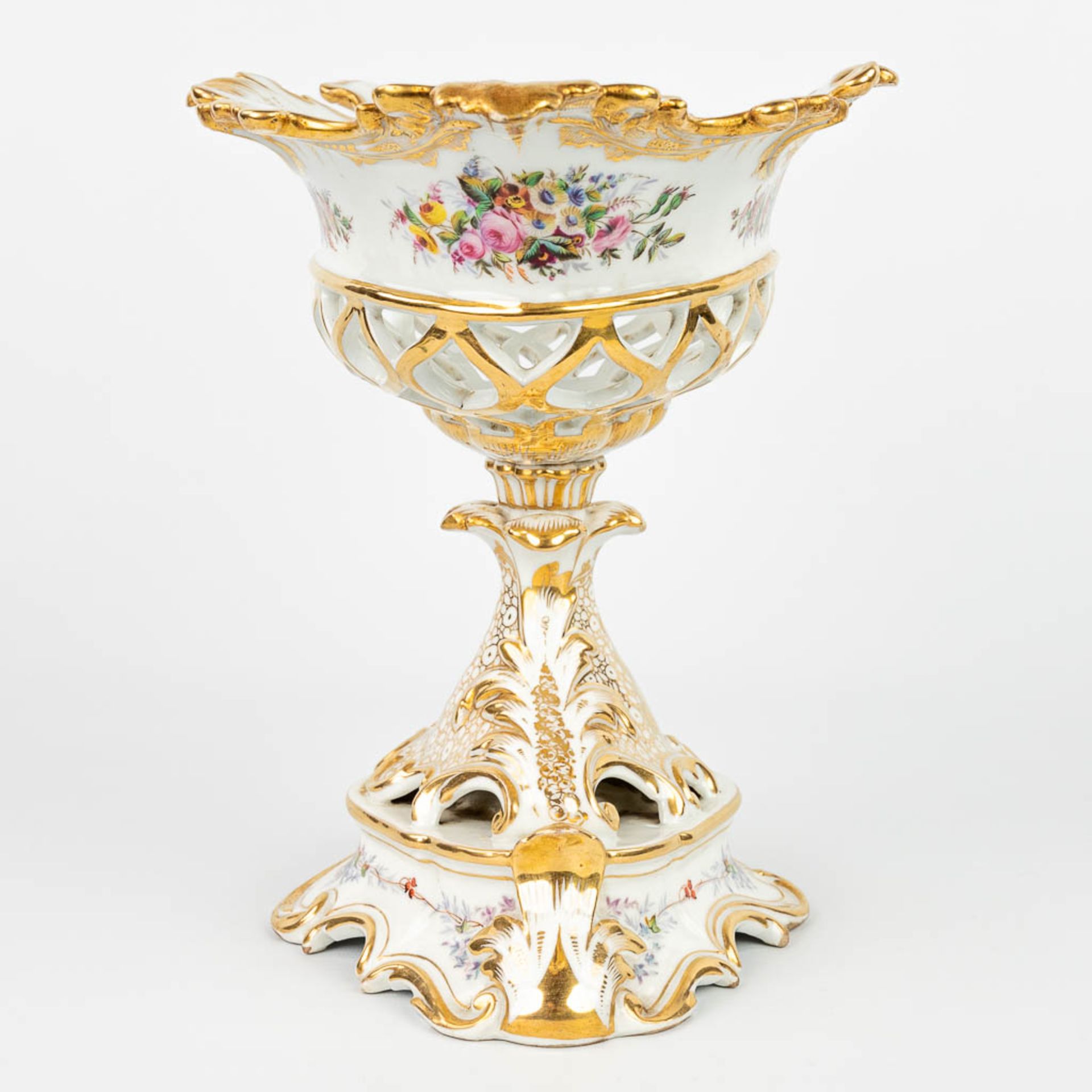 A table centrepiece made of Brussels Porcelain in Louis Philippe style, with hand-painted decor. (H: - Image 2 of 13
