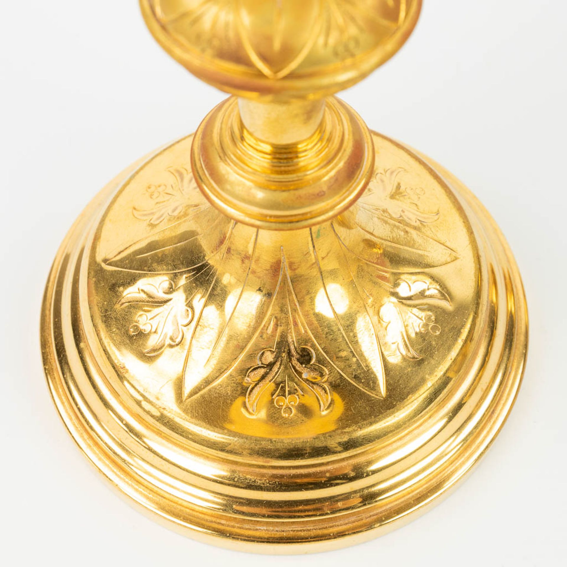A collection of 4 large ciboria and a chalice made of silver and gold plated metal. - Image 20 of 24