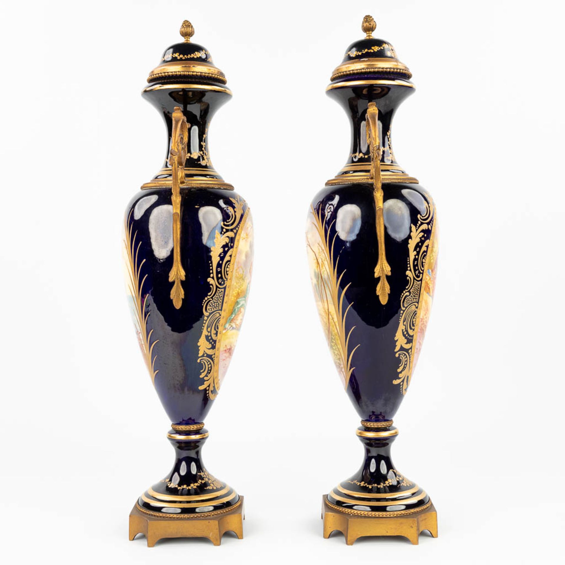 Een paar vazen gemaakt uit porselein en gemonteerd met brons, Sèvres. handgeschilderd decor gemerkt - Image 15 of 17