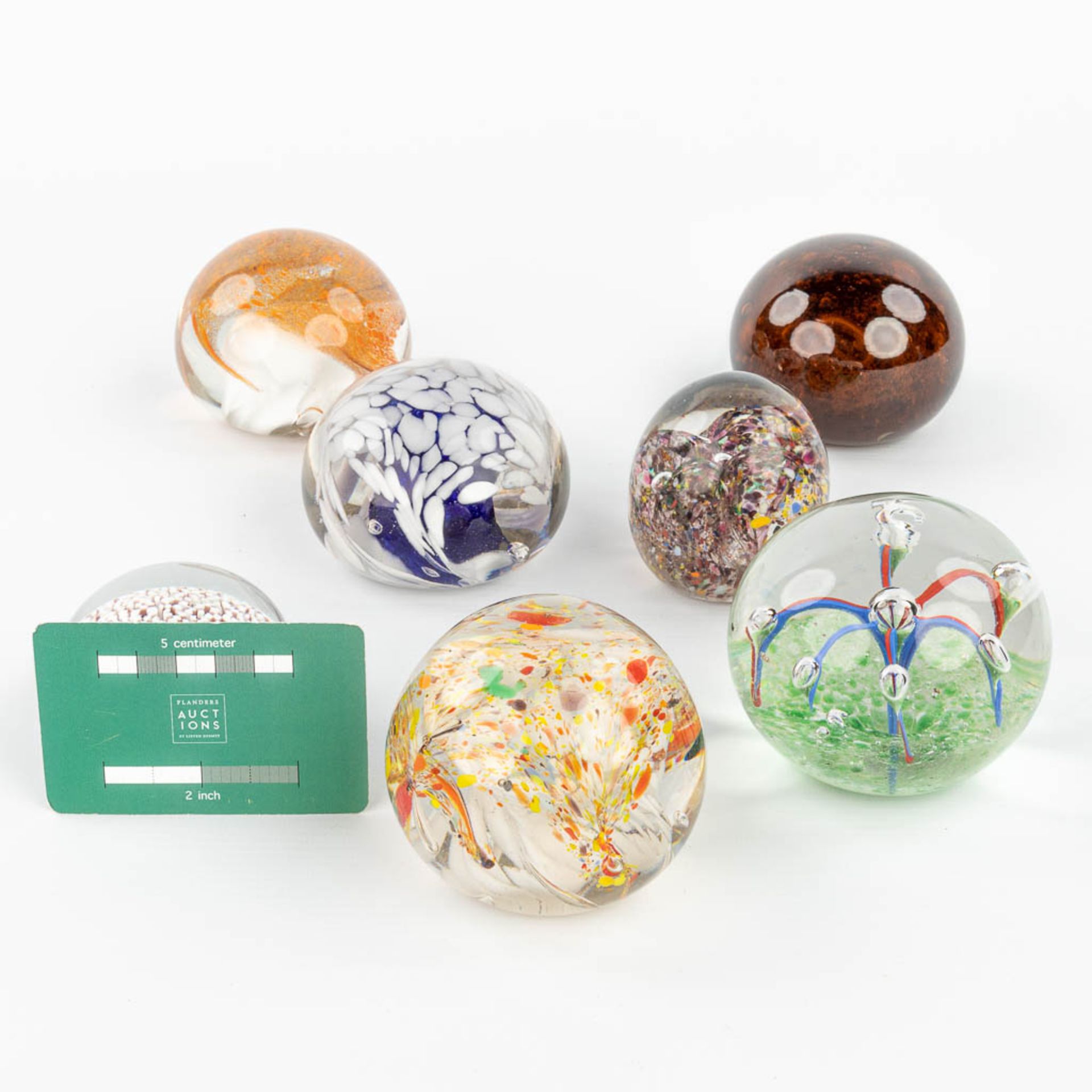 A collection of 7 paperweights made in Murano and decorated with abstract glass art. (H:7,5cm) - Image 10 of 14