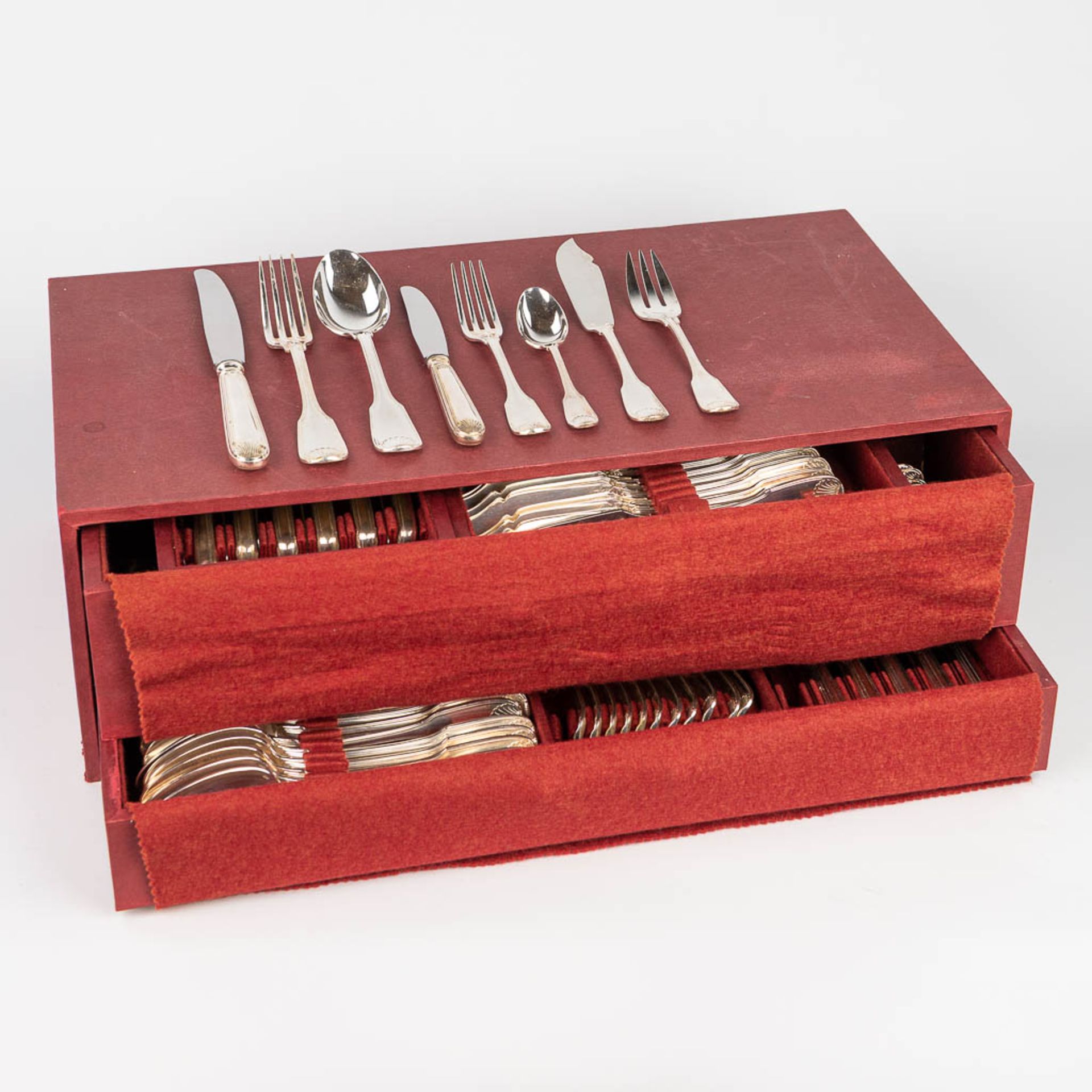 A silver-plated cutlery set consisting of 103 pieces and marked Vanstahl. (H:17cm)