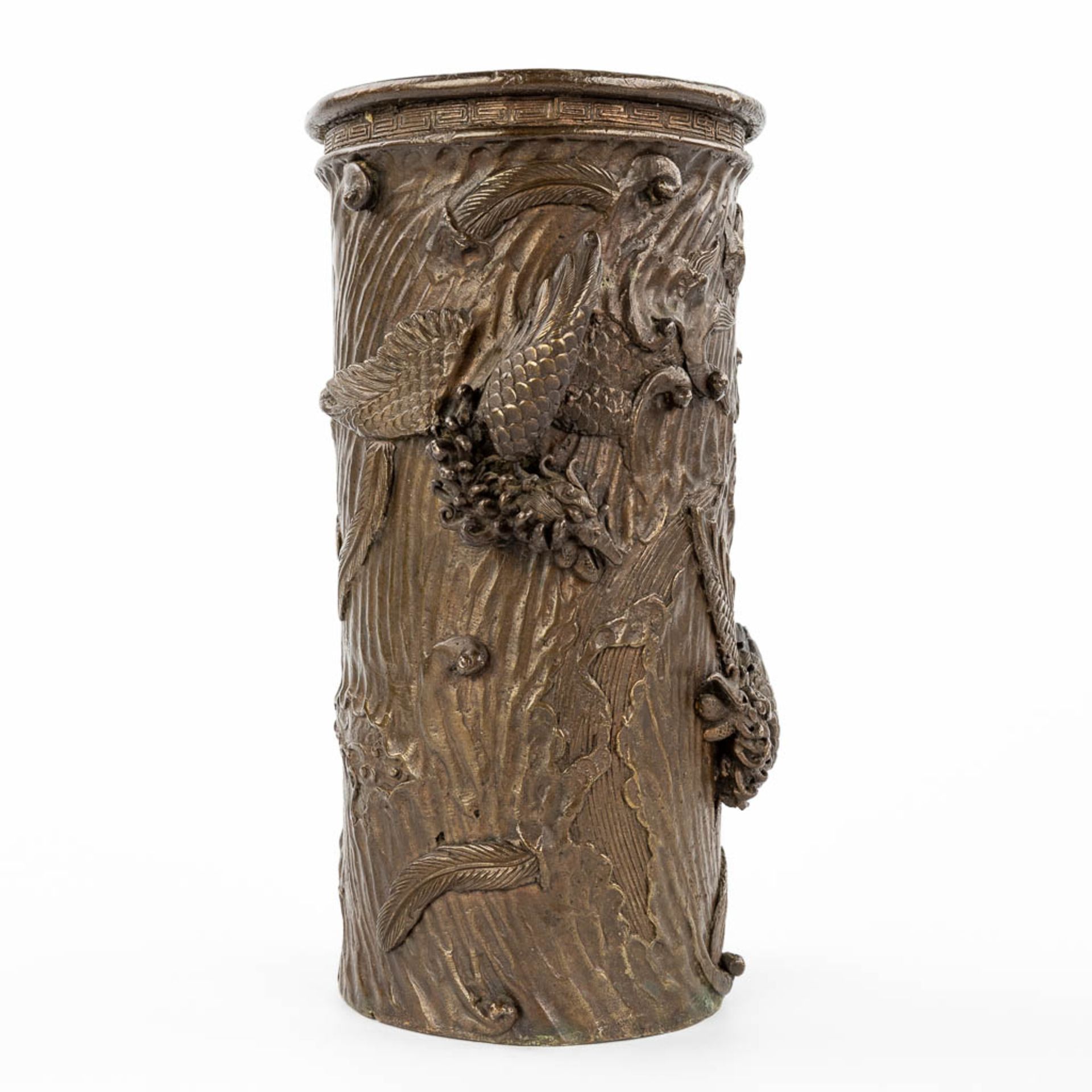 A brush pot made of bronze and decorated with mythological figurines, cranes and bonsai tree. (H:25) - Bild 3 aus 11