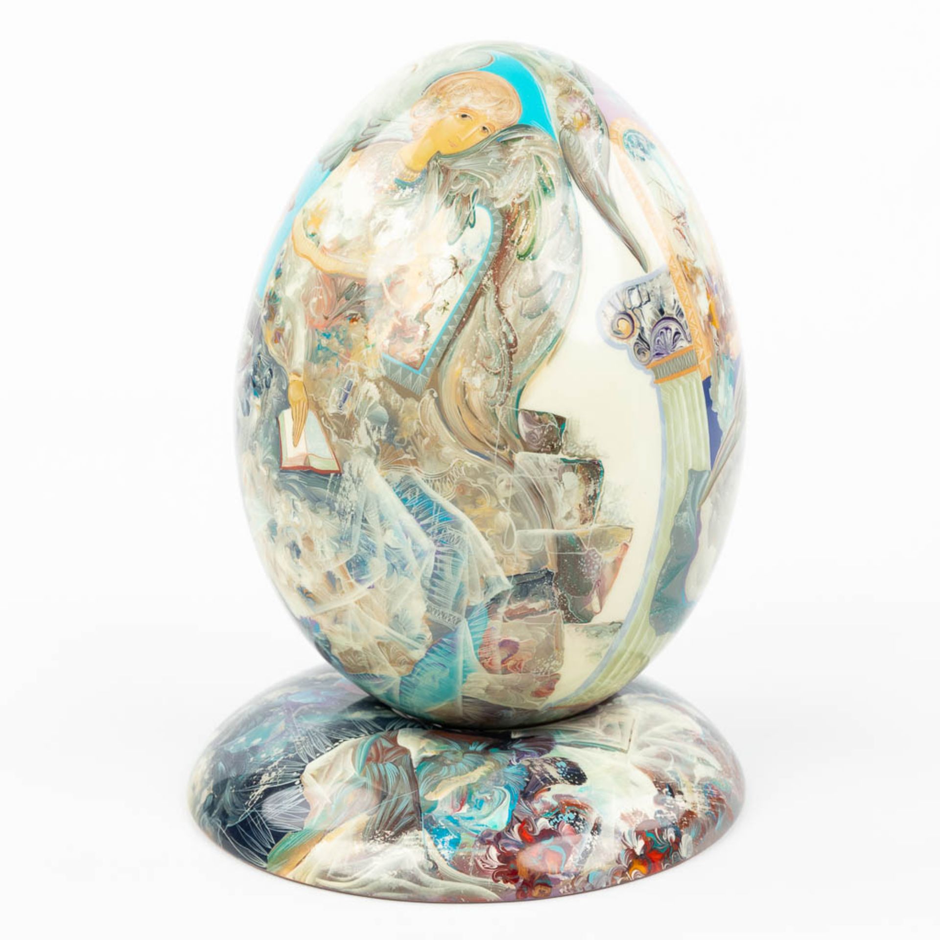 A hand-painted egg on a stand and made of Wood. Marked Stiva Goriachij, made in Russia. (H:17cm) - Image 8 of 15