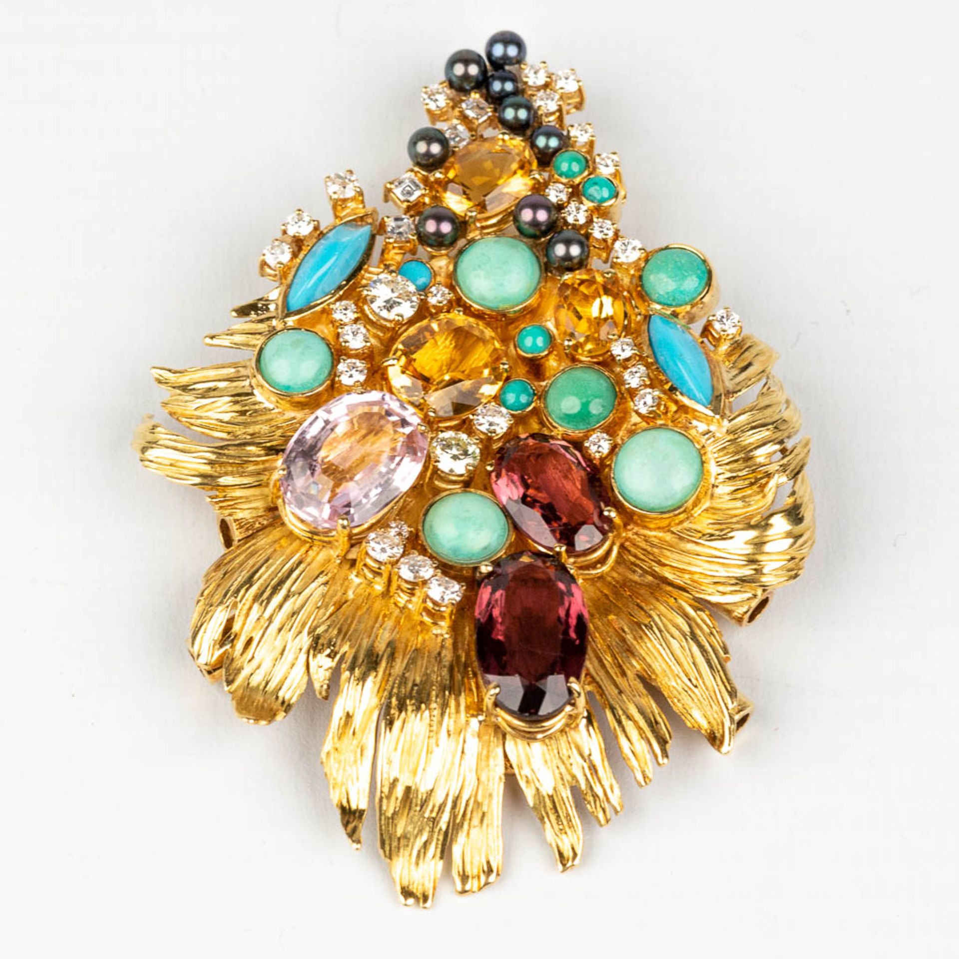 A large brooch decorated with multiple different precious stones, diamonds, in an 18 karat yellow go - Image 8 of 14