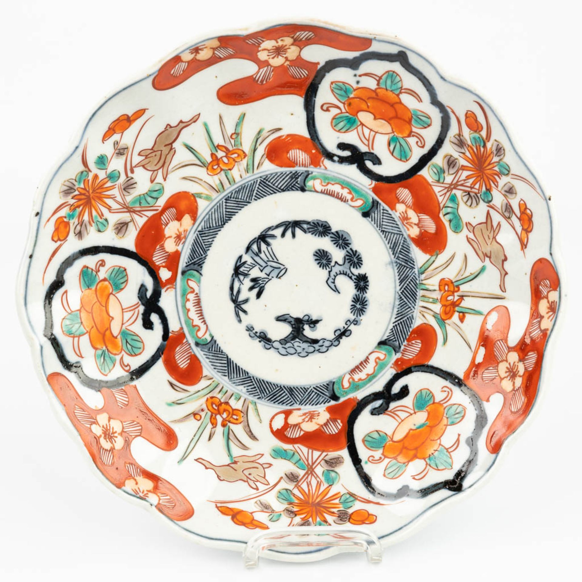 A collection of 7 Chinese and Japanese plates made of porcelain, Imari. - Image 9 of 13