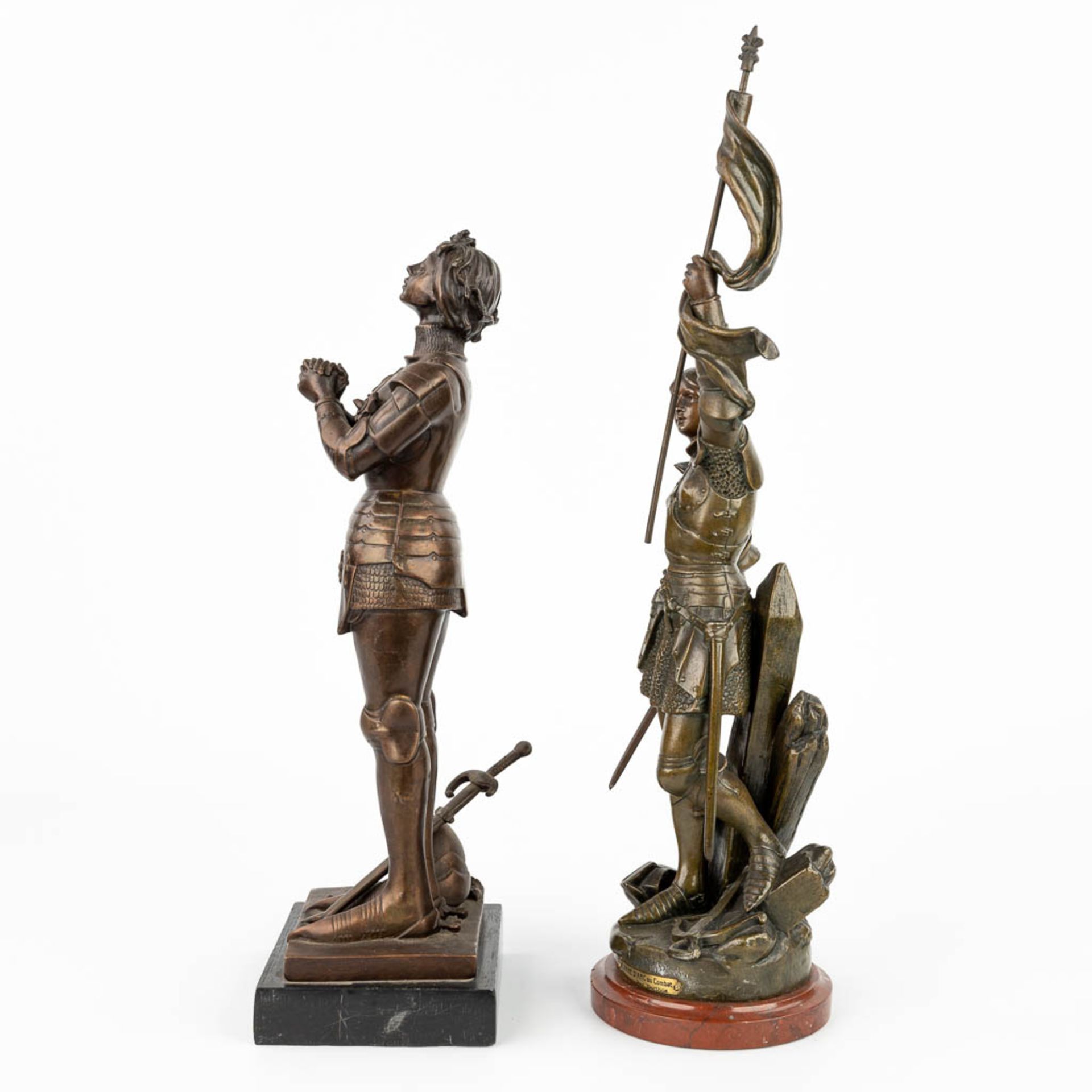 A collection of 2 statues of Jeanne D'arc made of spelter and bronze. (H:50cm) - Image 2 of 12