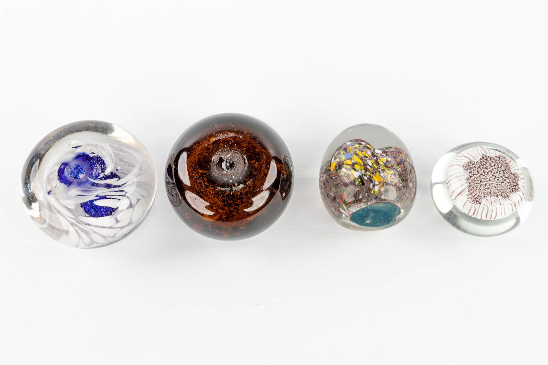 A collection of 7 paperweights made in Murano and decorated with abstract glass art. (H:7,5cm) - Image 7 of 14