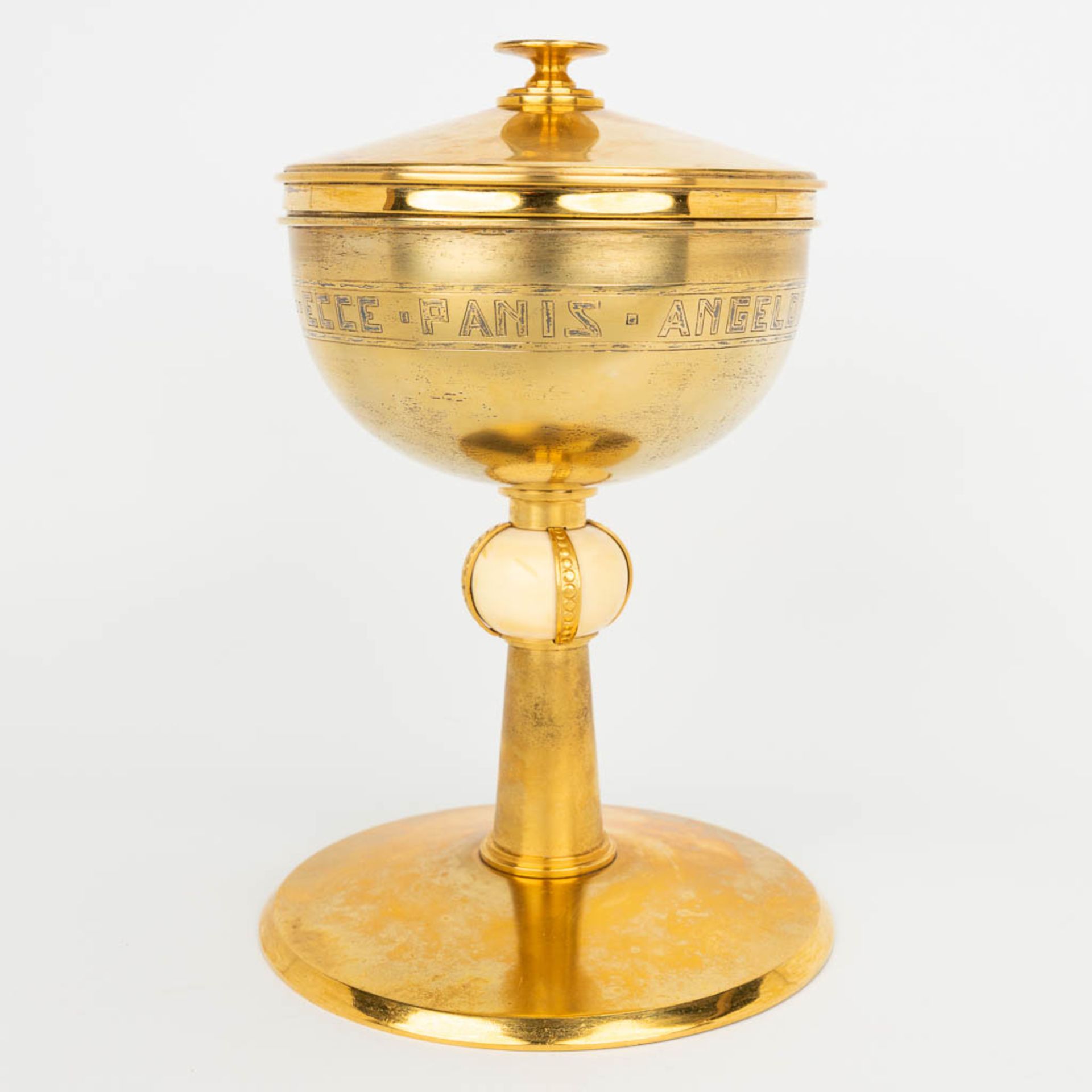 An art deco ciboria 'Viatorum Ecce Panis' and made of gold-plated silver. (H:25cm) - Image 12 of 12