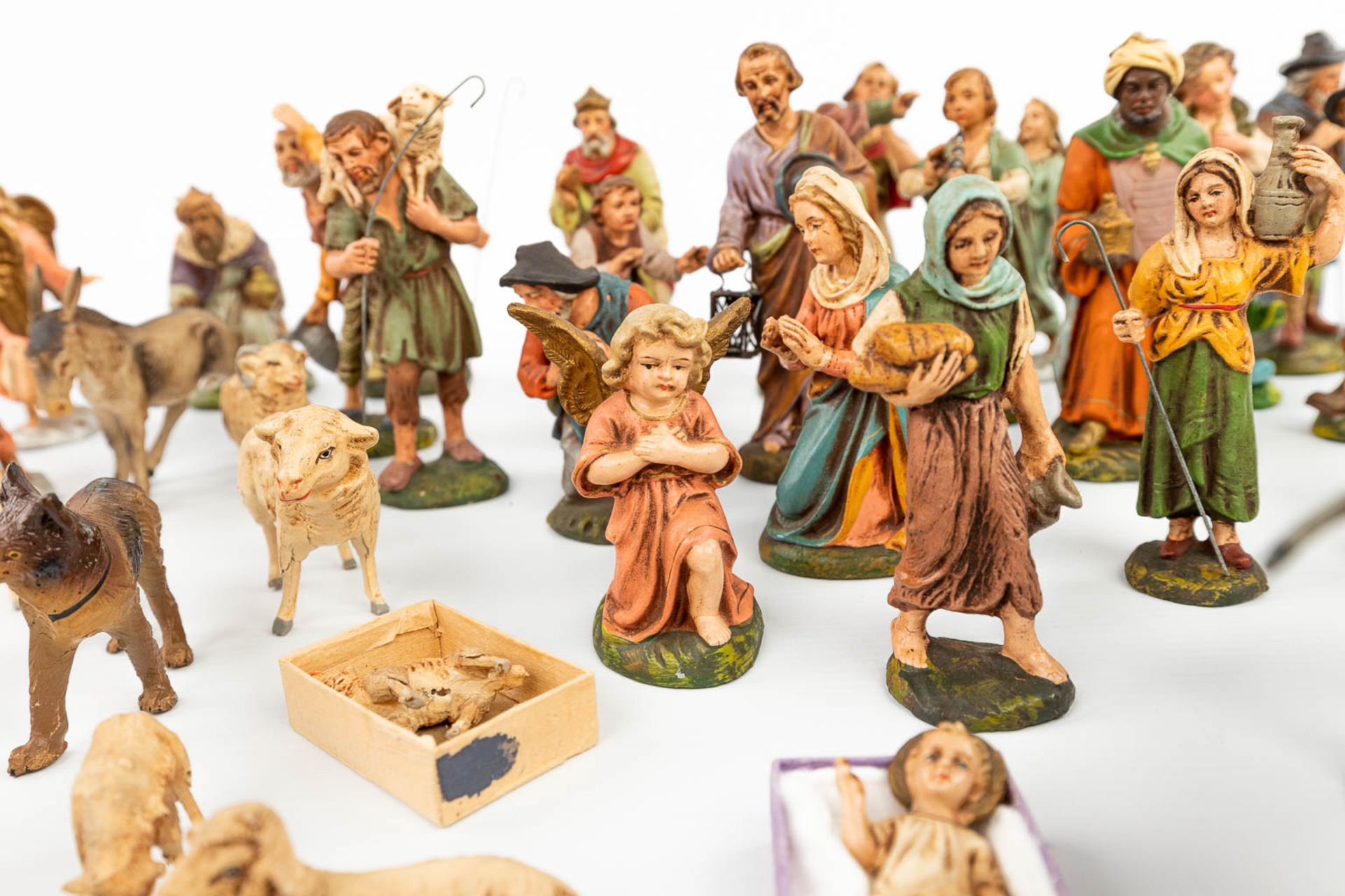 A large and extended Nativity scene with figurines and animals made of papier maché. - Image 17 of 20