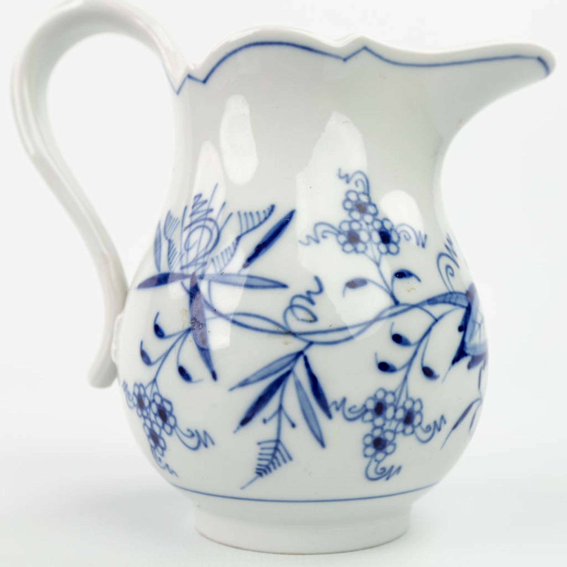 A collection of 2 coffee pots and a milk jug made by Meissen porcelain, 20th century. (H:17cm) - Image 8 of 17