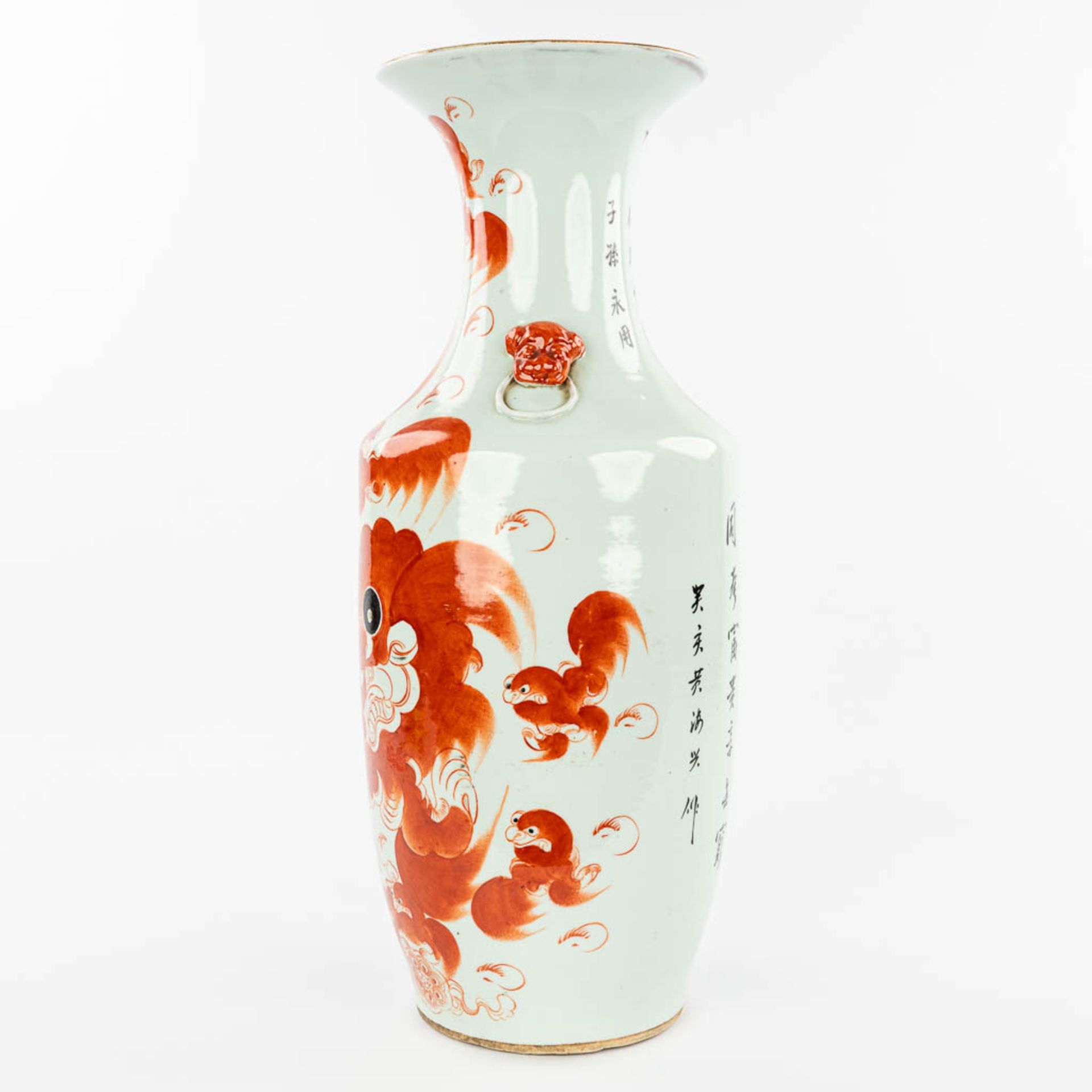 A Chinese vase made of porcelain and decorated with a red foo dog. (H:59cm) - Image 7 of 14