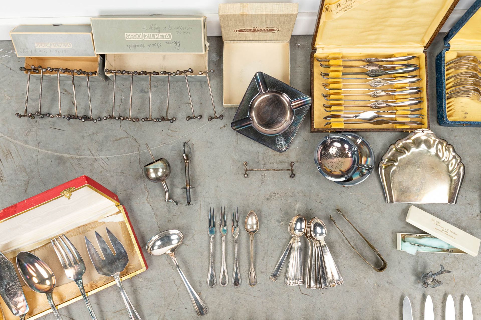 An assembled collection of silver-plated cutlery and accessories. - Image 9 of 15