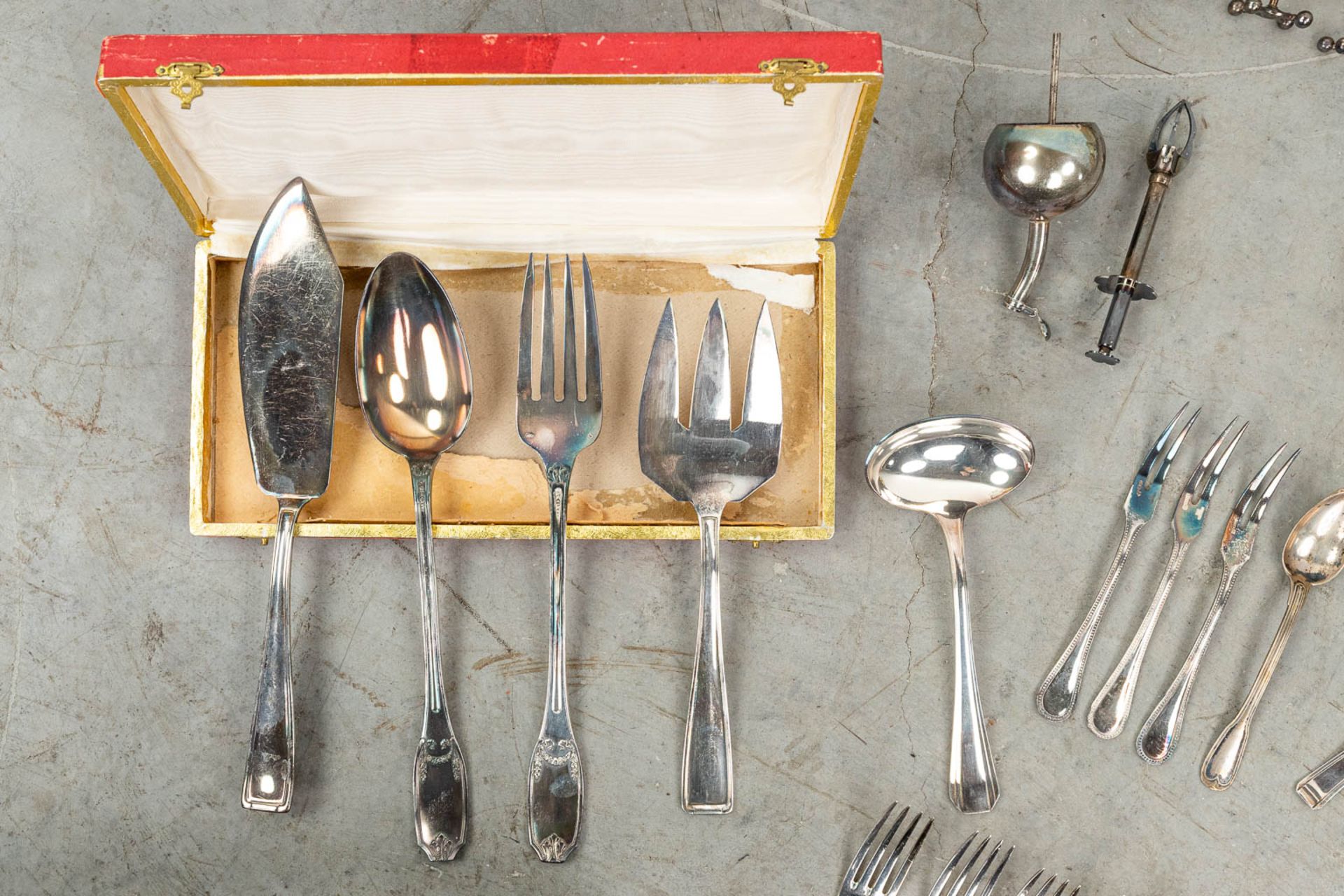 An assembled collection of silver-plated cutlery and accessories. - Image 12 of 15