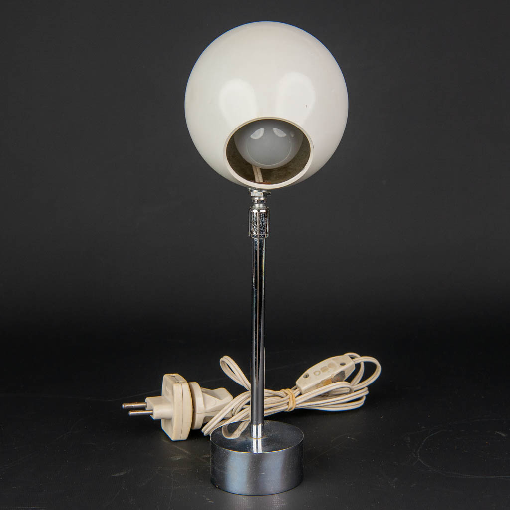 A mid-century desk lamp made of metal and mounted on a chrome base. (H:31cm) - Image 5 of 9