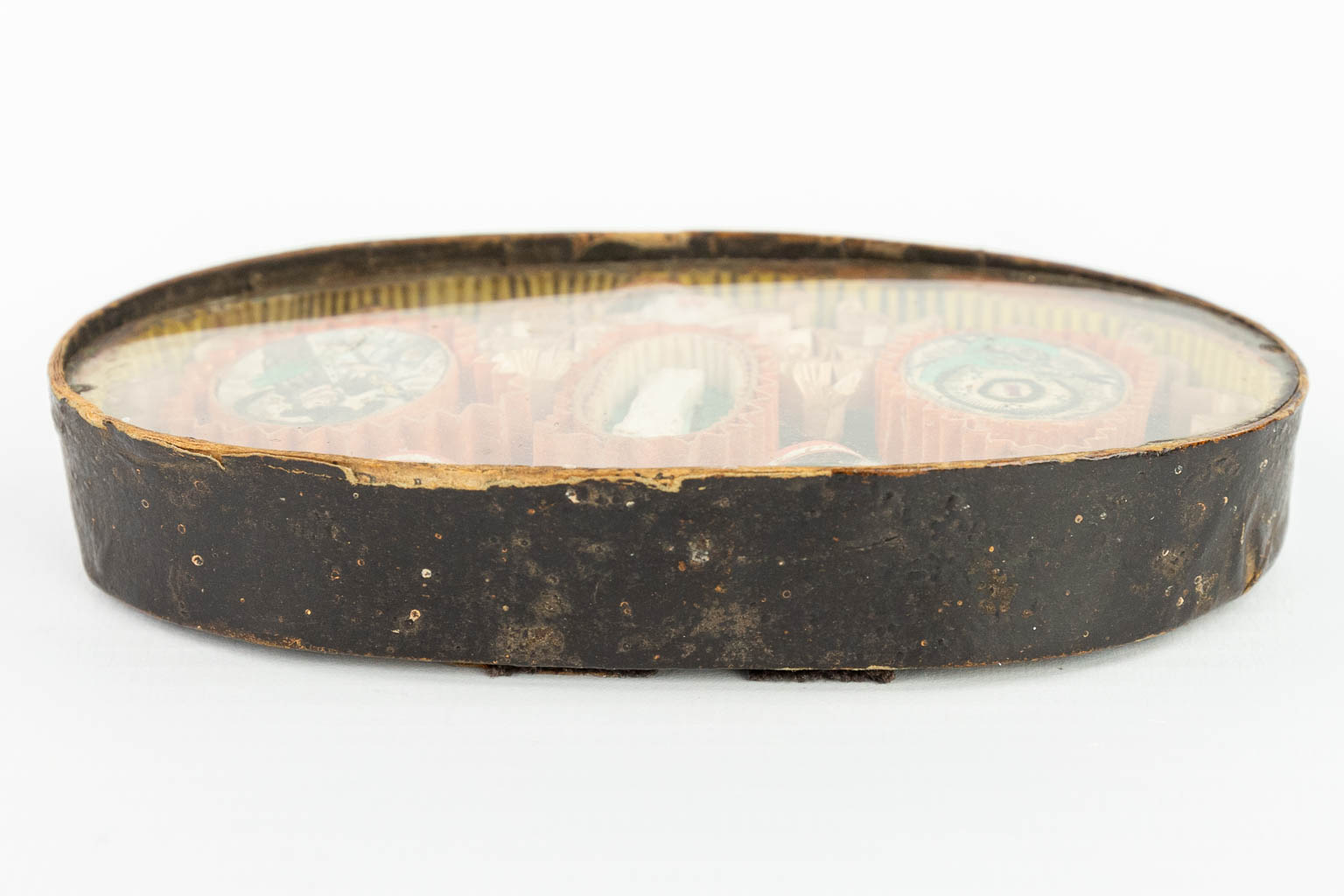 An antique relic in an oval box, marked Agnus Dei, H Reliques. - Image 3 of 11