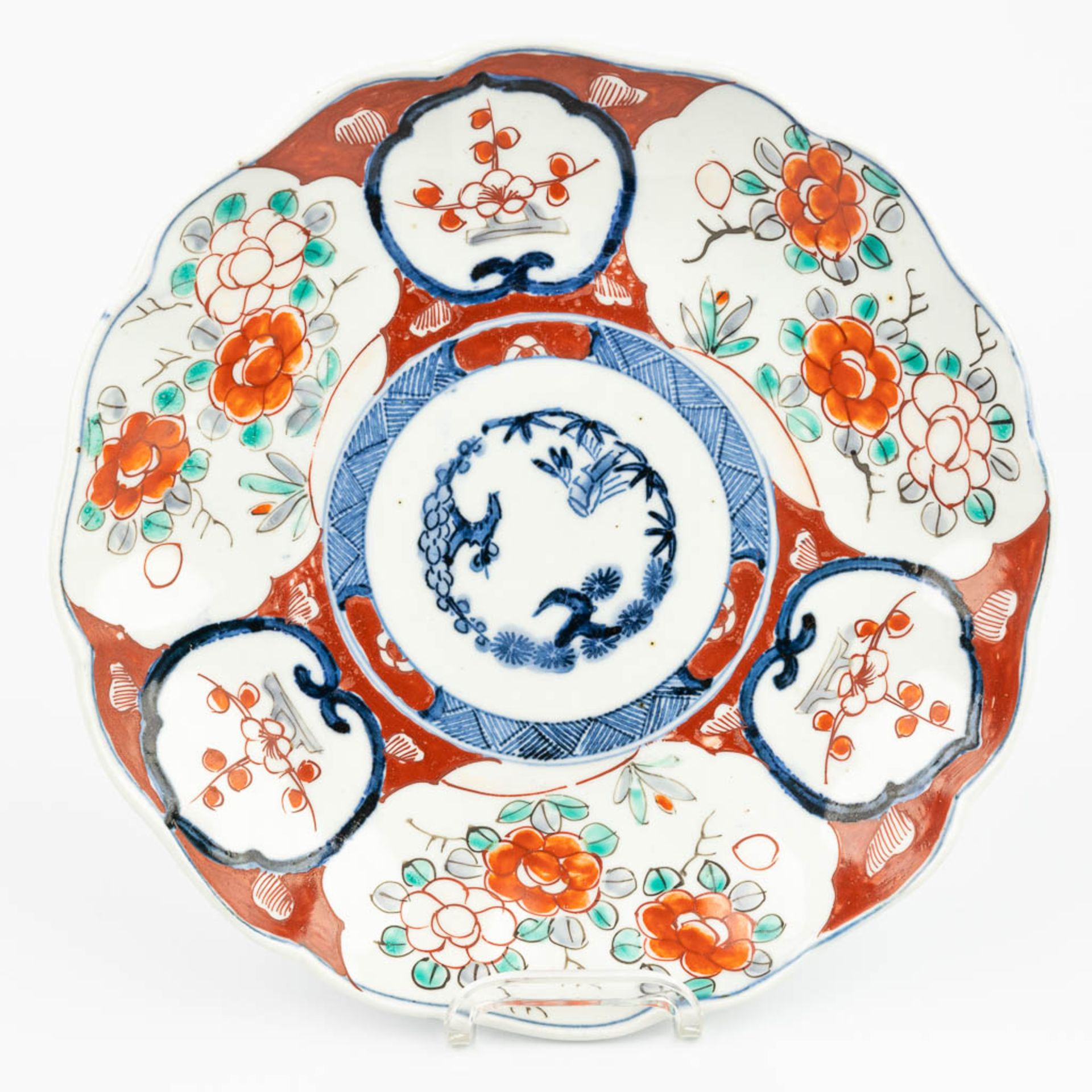 A collection of 7 Chinese and Japanese plates made of porcelain, Imari. - Image 11 of 13