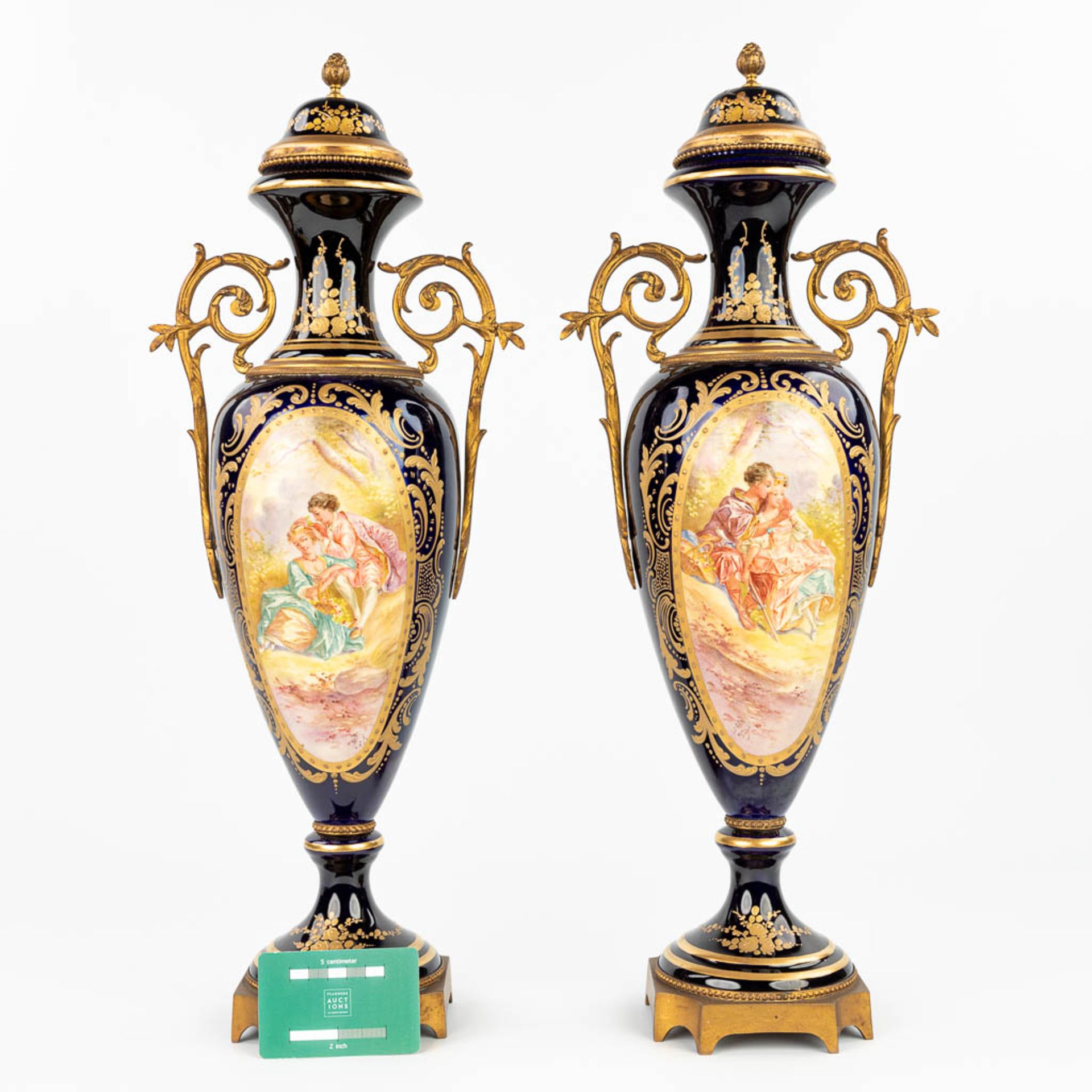 Een paar vazen gemaakt uit porselein en gemonteerd met brons, Sèvres. handgeschilderd decor gemerkt - Image 7 of 17