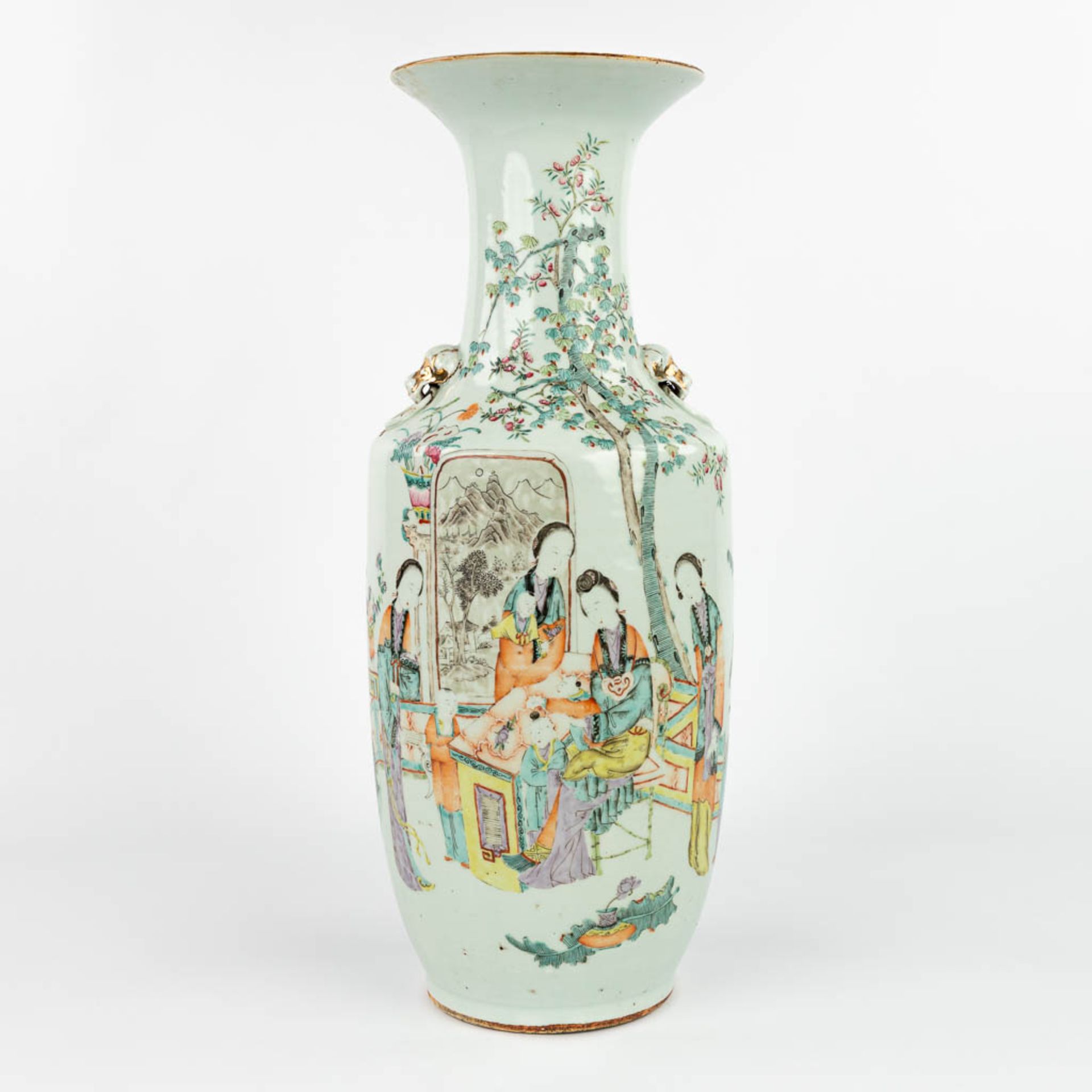 A Chinese vase made of porcelain decorated with ladies at a table. (H:57,5cm)