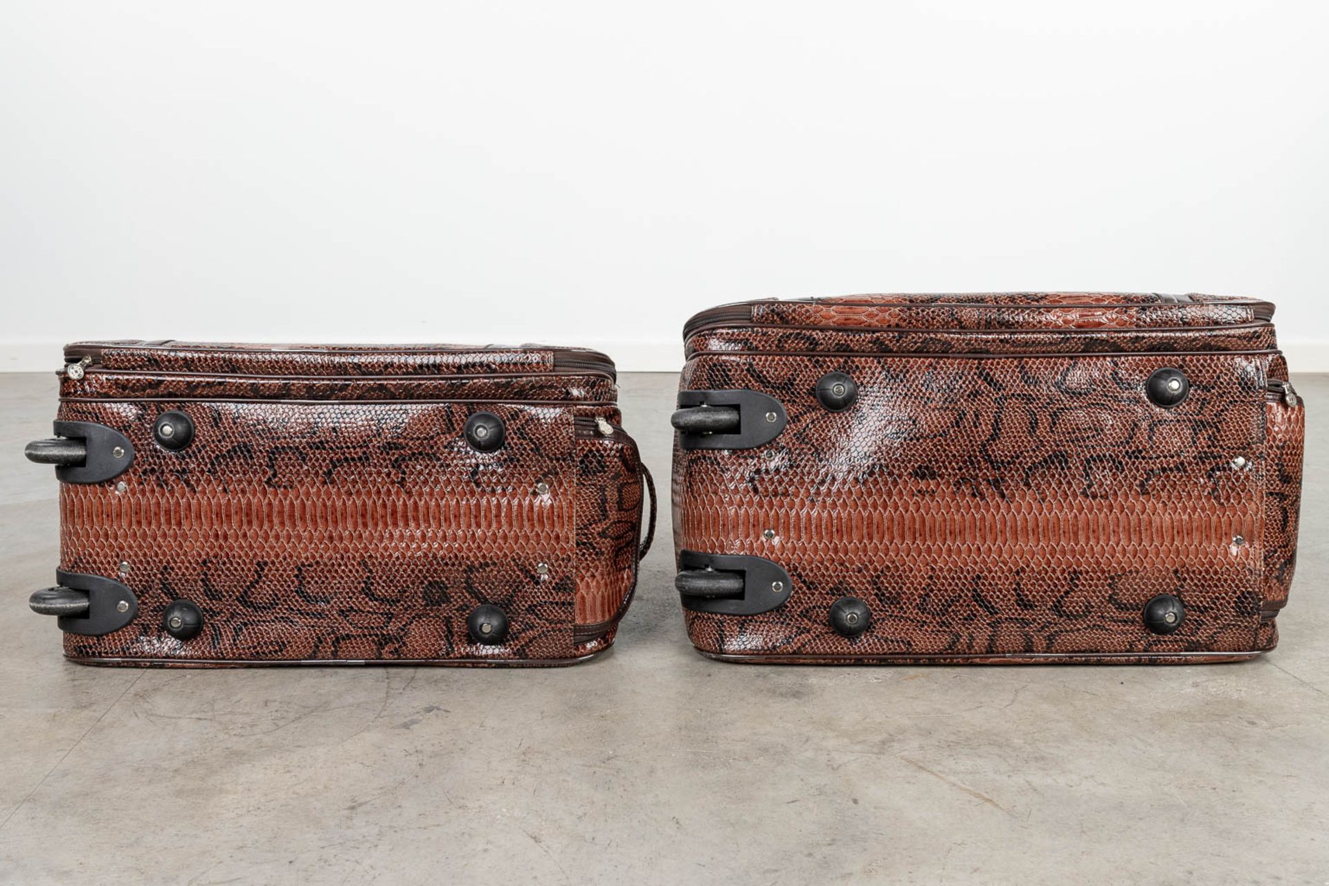 A set of 2 travel bags made of leather by Montblanc. (H:34cm) - Image 8 of 19