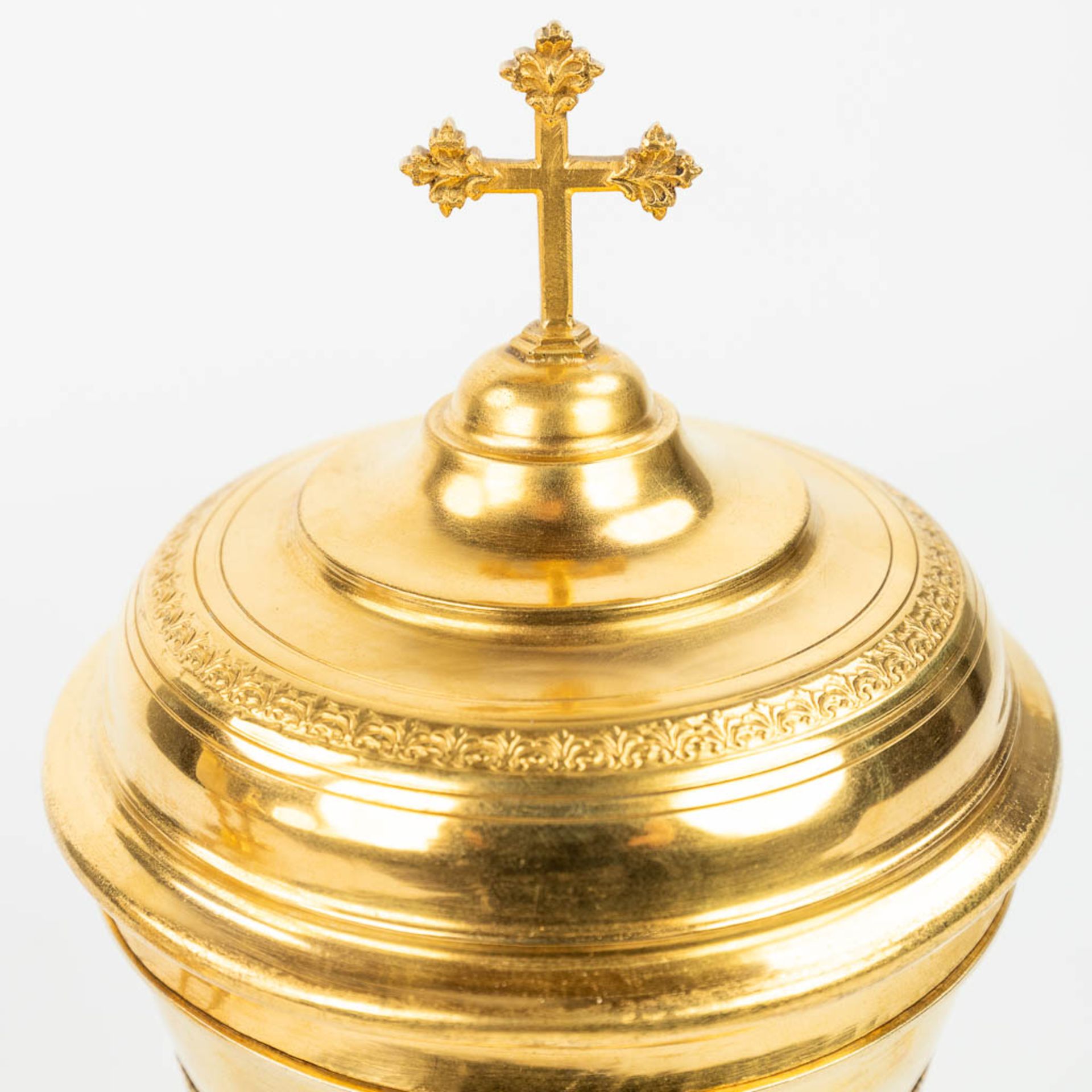 A collection of 4 large ciboria and a chalice made of silver and gold plated metal. - Image 7 of 24