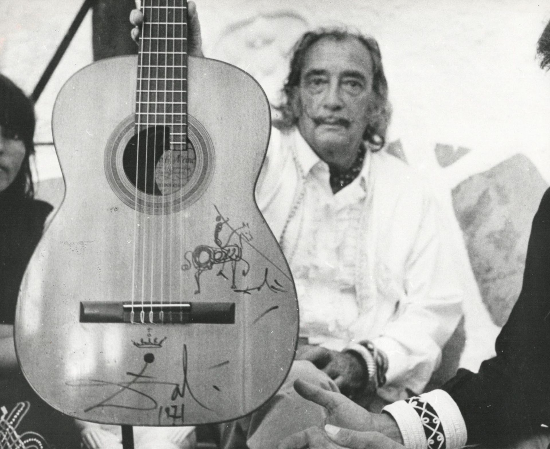 Salvador DALI (1904-1989) a signed guitar dated 1971. (H:99cm) - Image 39 of 42