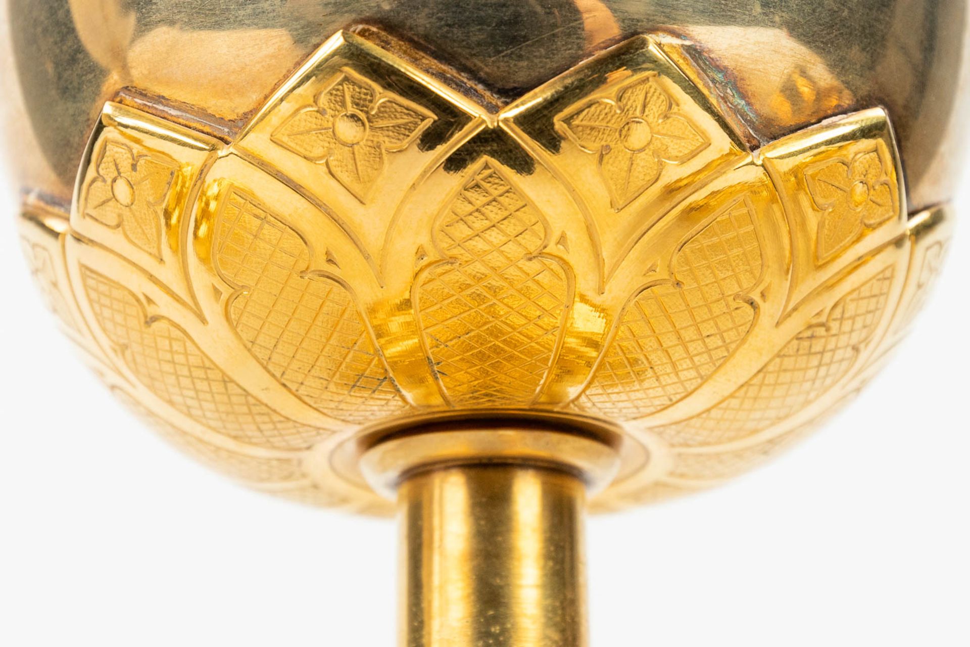 A collection of 4 large ciboria and a chalice made of silver and gold plated metal. - Image 24 of 24