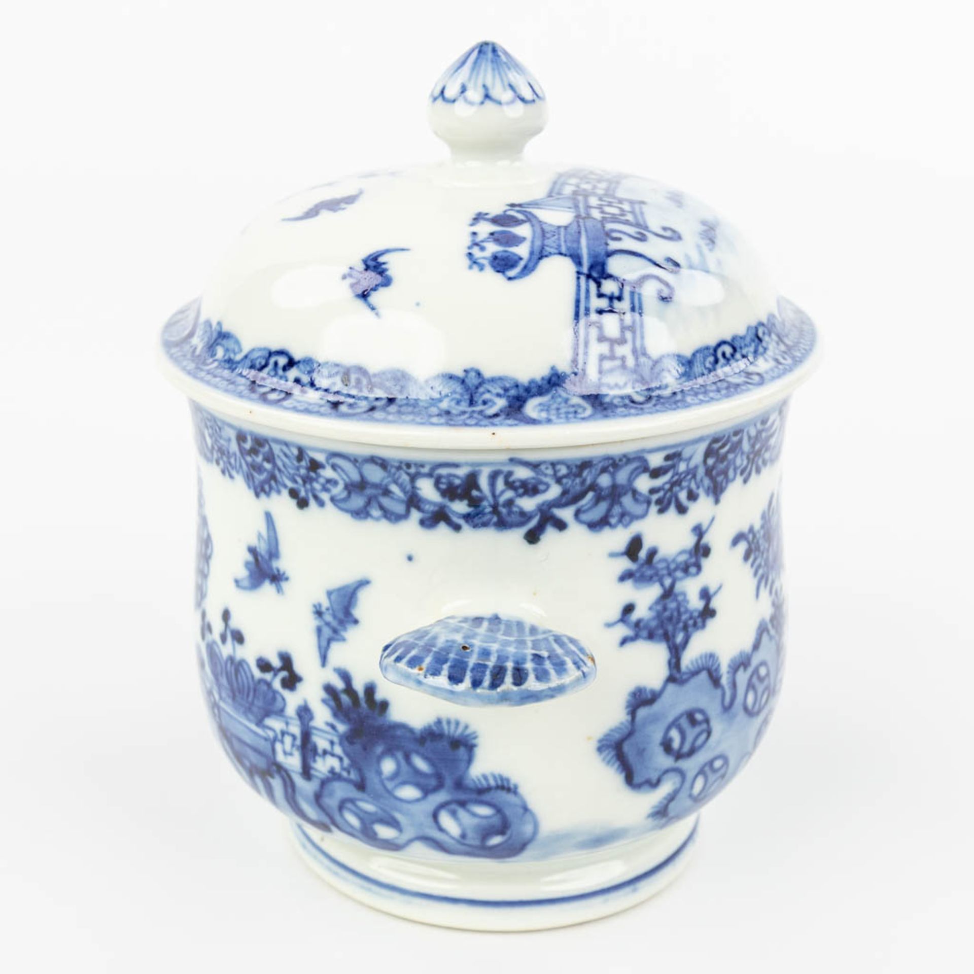 A Chinese jar with lid made of porcelain and decorated with flowers and birds. (H:13,5cm) - Image 8 of 12