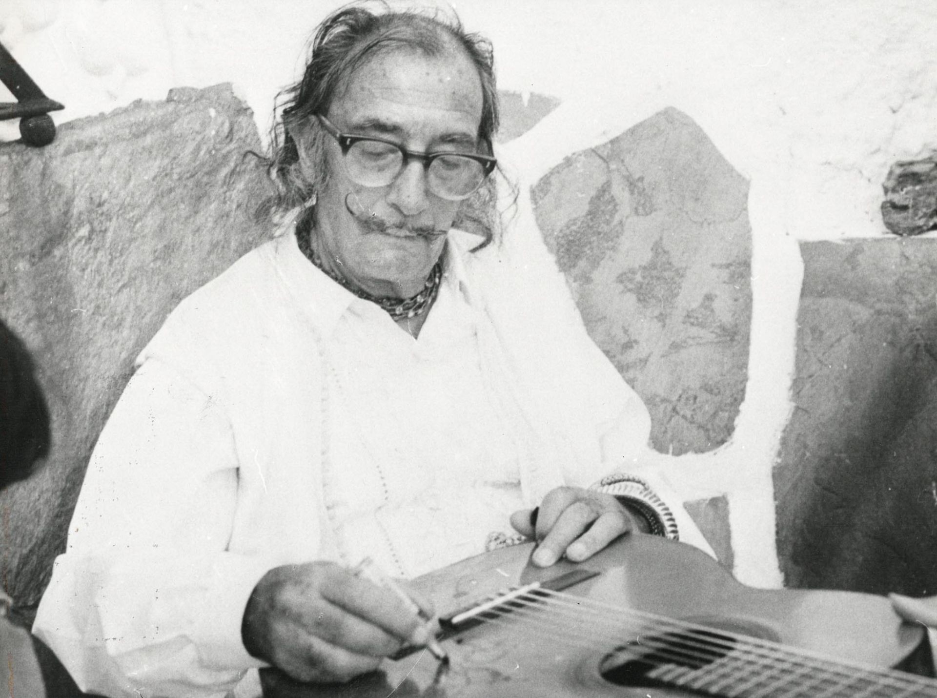 Salvador DALI (1904-1989) a signed guitar dated 1971. (H:99cm) - Image 40 of 42