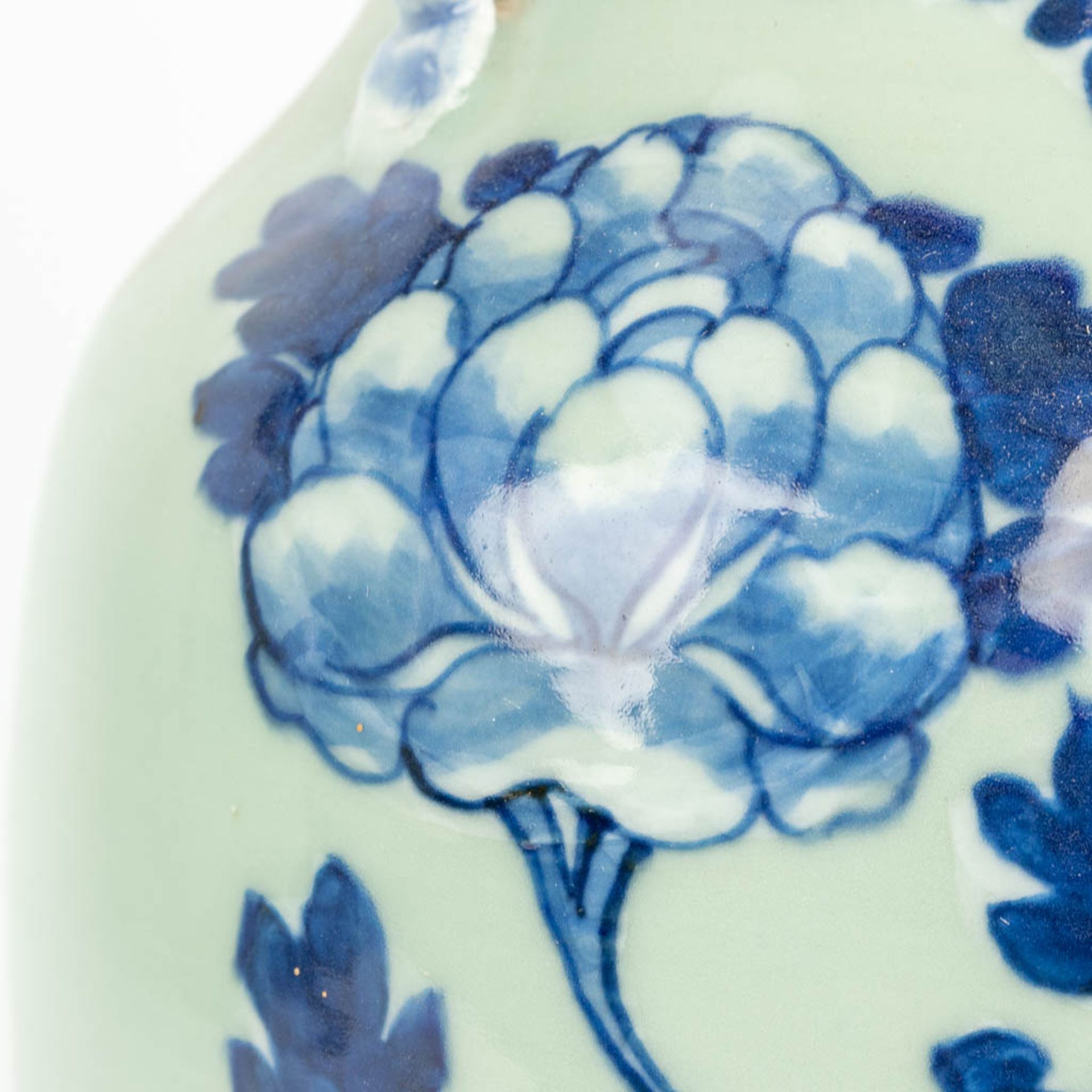 A collection of 3 vases made of Chinese porcelain with blue-white decor. (H:42cm) - Bild 5 aus 17