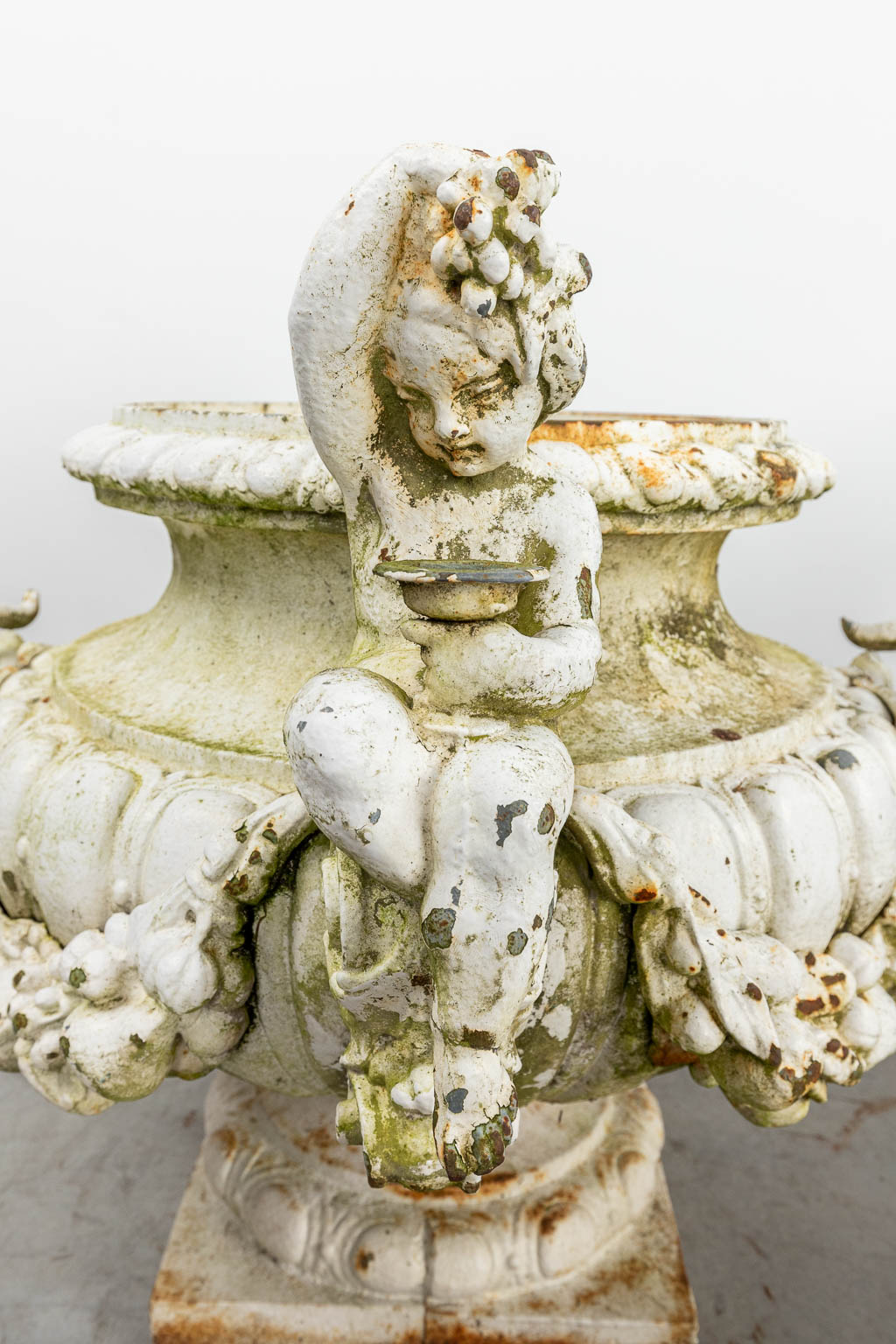 A set of 3 large garden vases made of cast iron, decorated with putti and ram's heads. (H:57cm) - Image 7 of 16