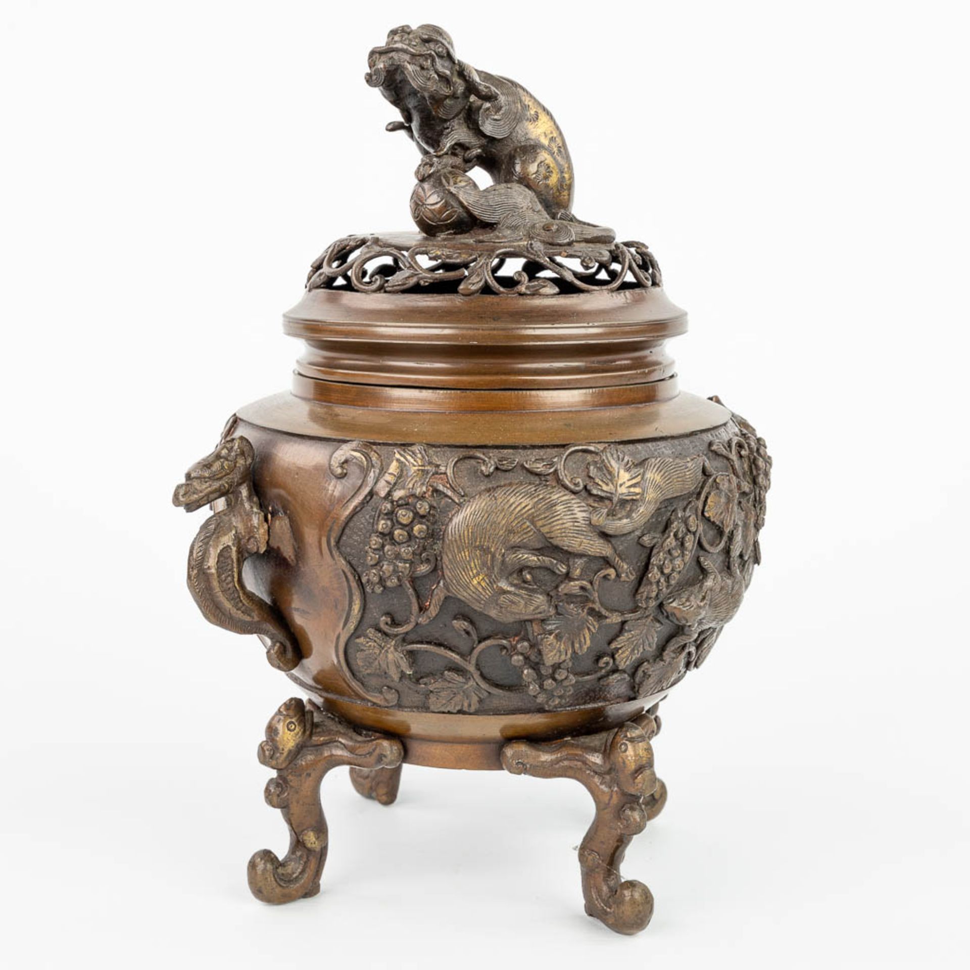 An Oriental Brûle Parfum made of patinated bronze and decorated with figurines. (H:28cm) - Image 5 of 16