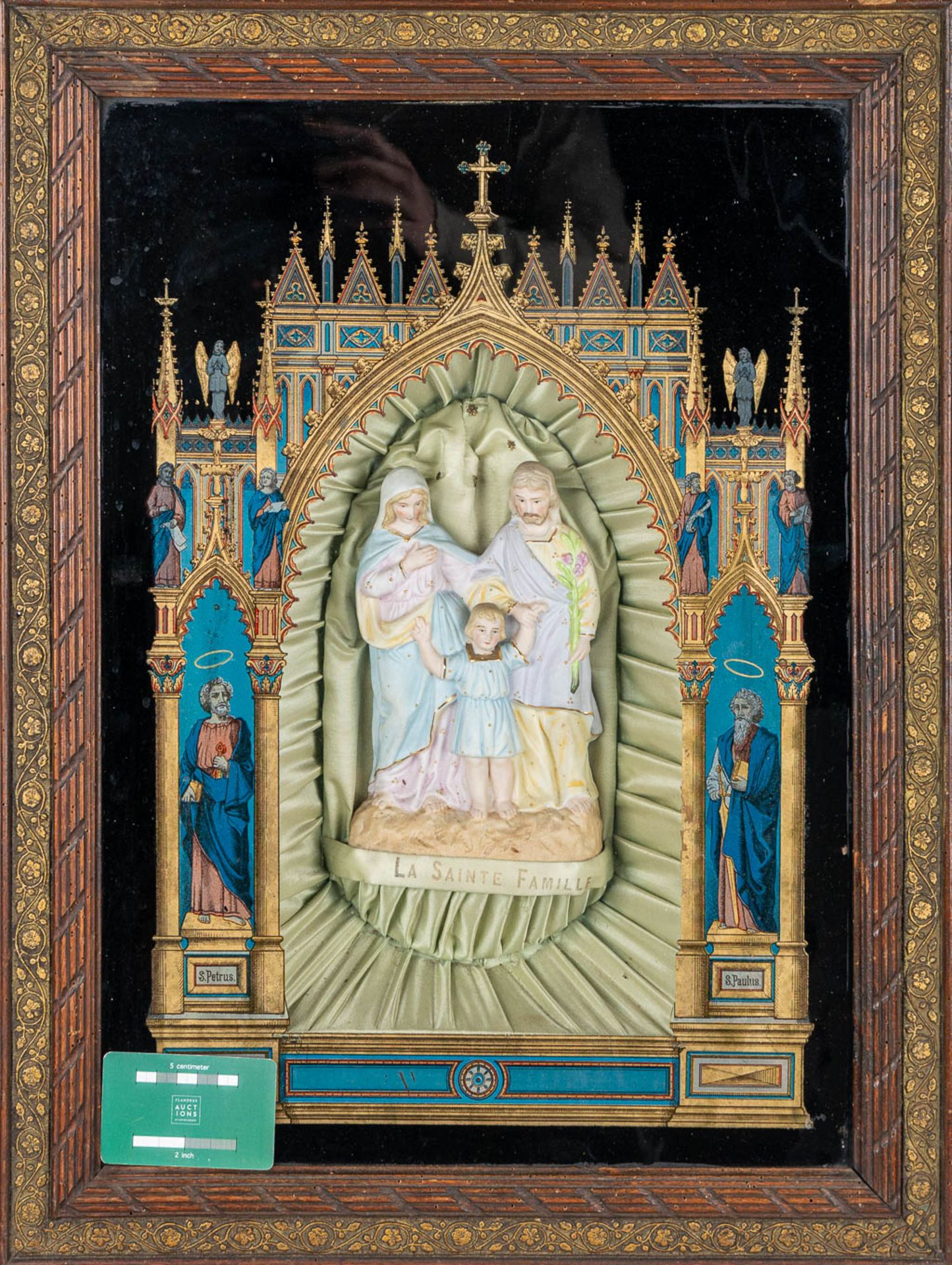 An Eglomisé reverse glass painting in gothic revival style, with a holy family statue made of bisque - Image 7 of 9