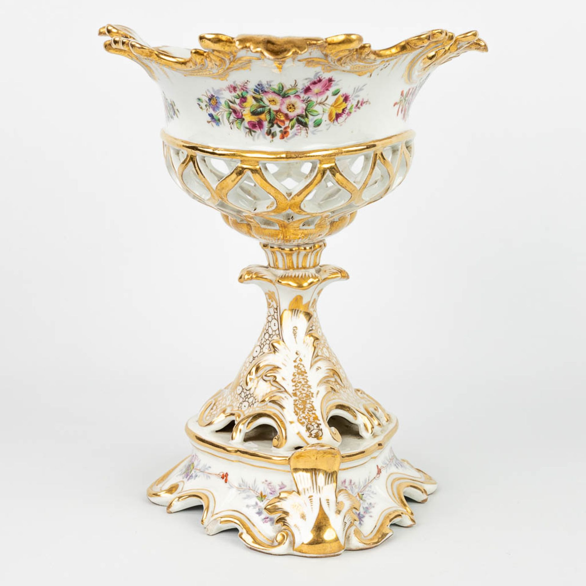 A table centrepiece made of Brussels Porcelain in Louis Philippe style, with hand-painted decor. (H: - Image 8 of 13