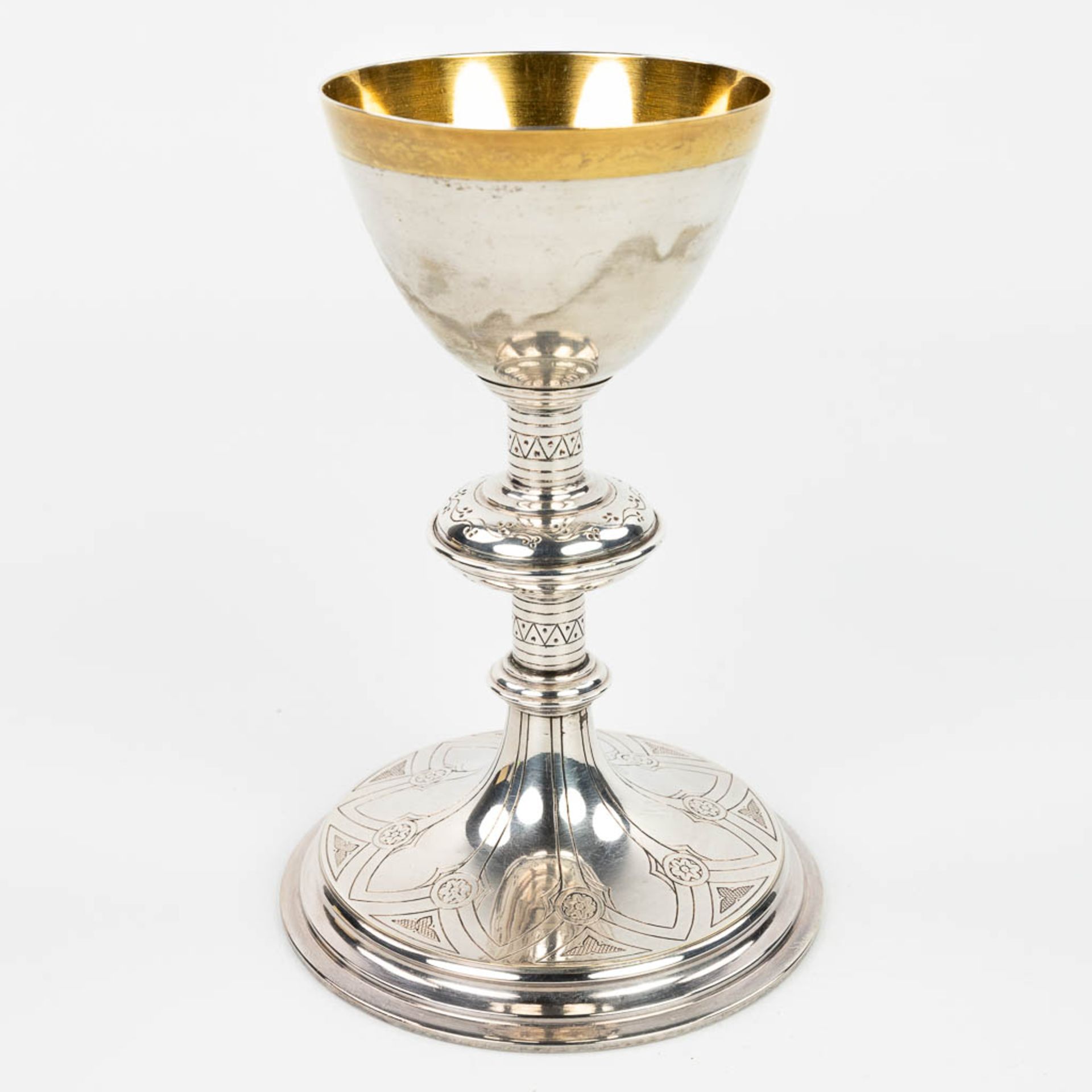 A chalice, gothic revival with paten made of fabric. Silver-plated metal. (H:18cm) - Image 3 of 10