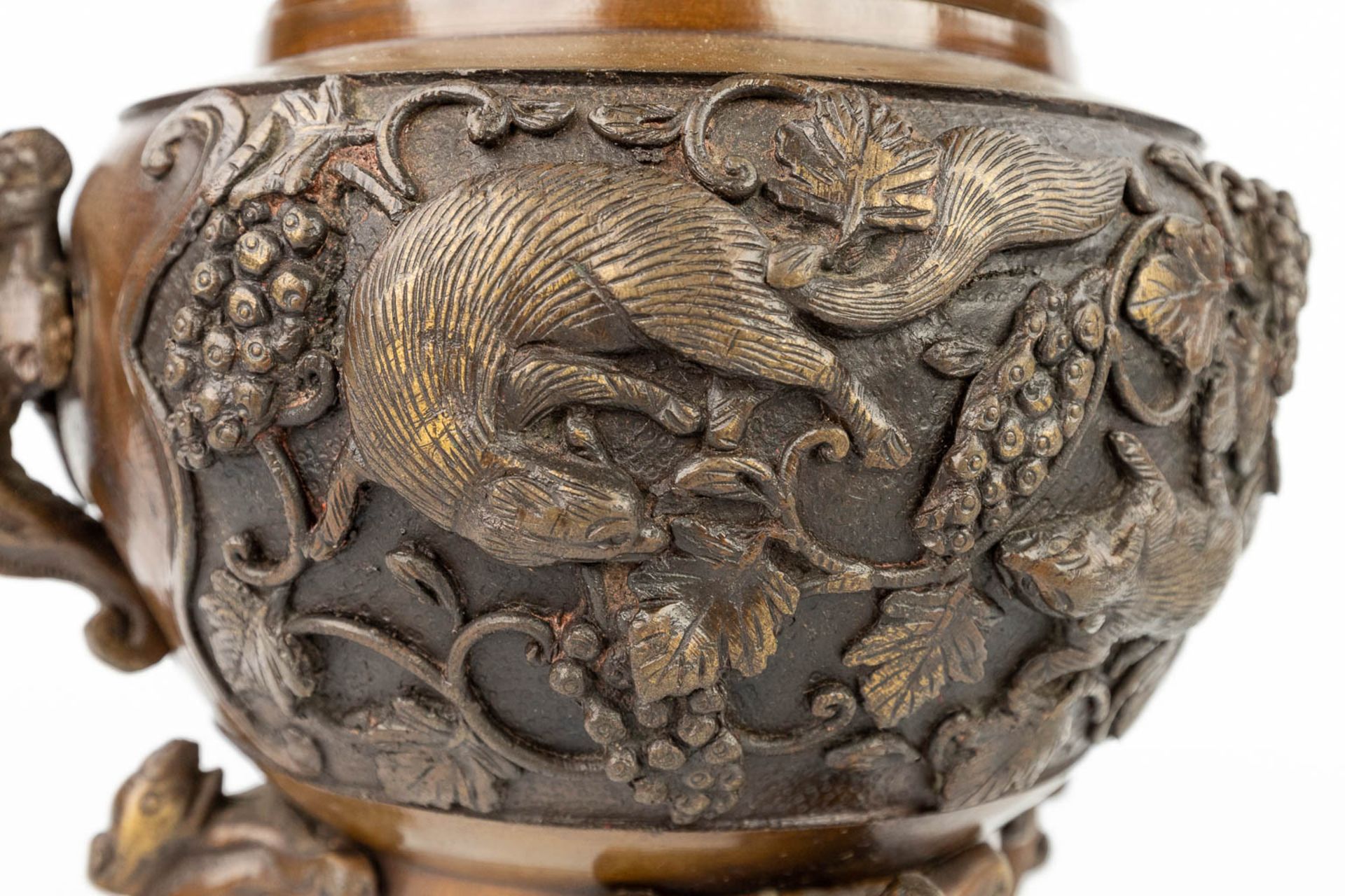 An Oriental Brûle Parfum made of patinated bronze and decorated with figurines. (H:28cm) - Image 14 of 16