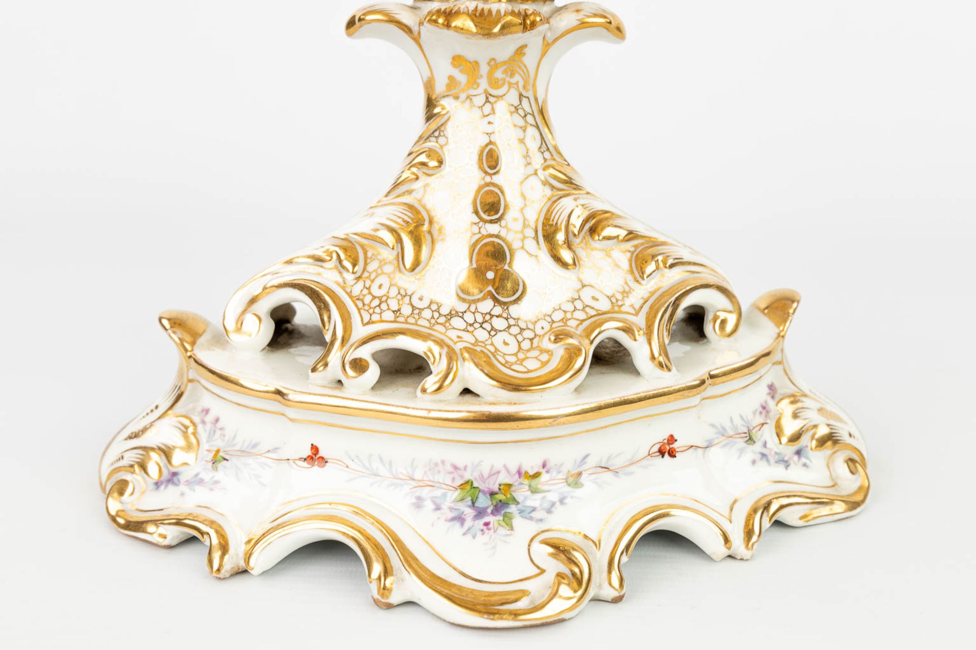 A table centrepiece made of Brussels Porcelain in Louis Philippe style, with hand-painted decor. (H: - Image 5 of 13