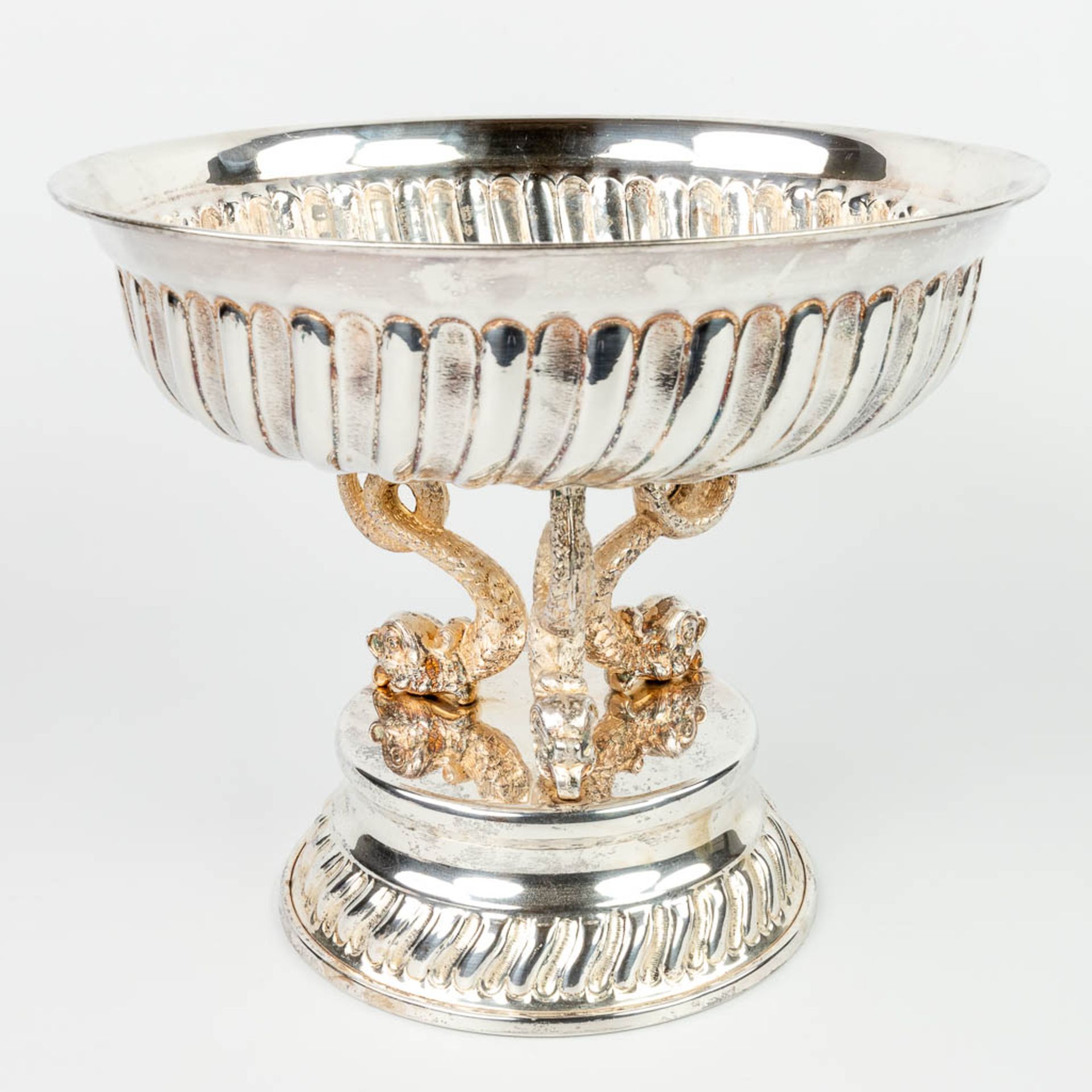 A tazza made of silver-plated metal and decorated with fish figurines. 20th century, not stamped. 15 - Image 2 of 8