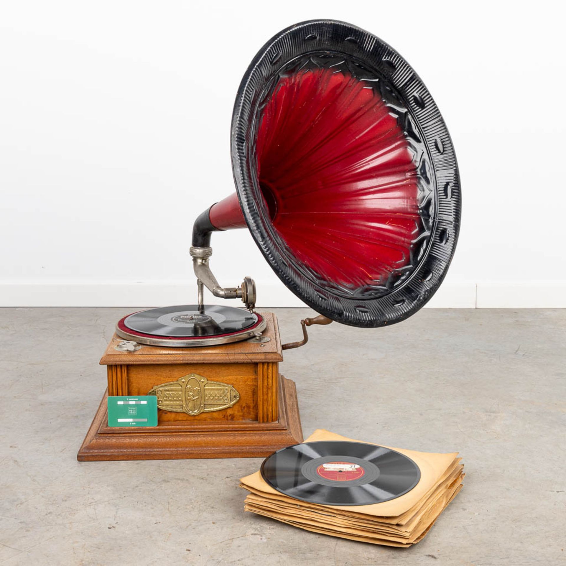 An antique gramophone with large horn and LP's. (H:75cm) - Bild 8 aus 10